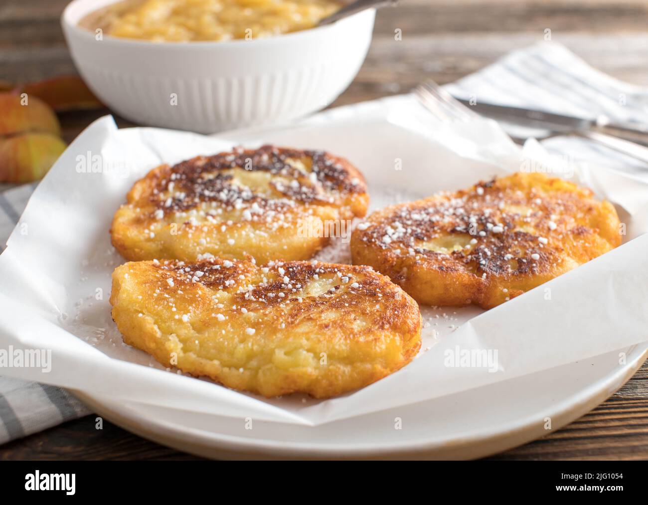 Frittelle di quark di patate con salsa di mele fatta in casa. Ricetta tradizionale della Germania orientale 'Quarkkeulchen' Foto Stock