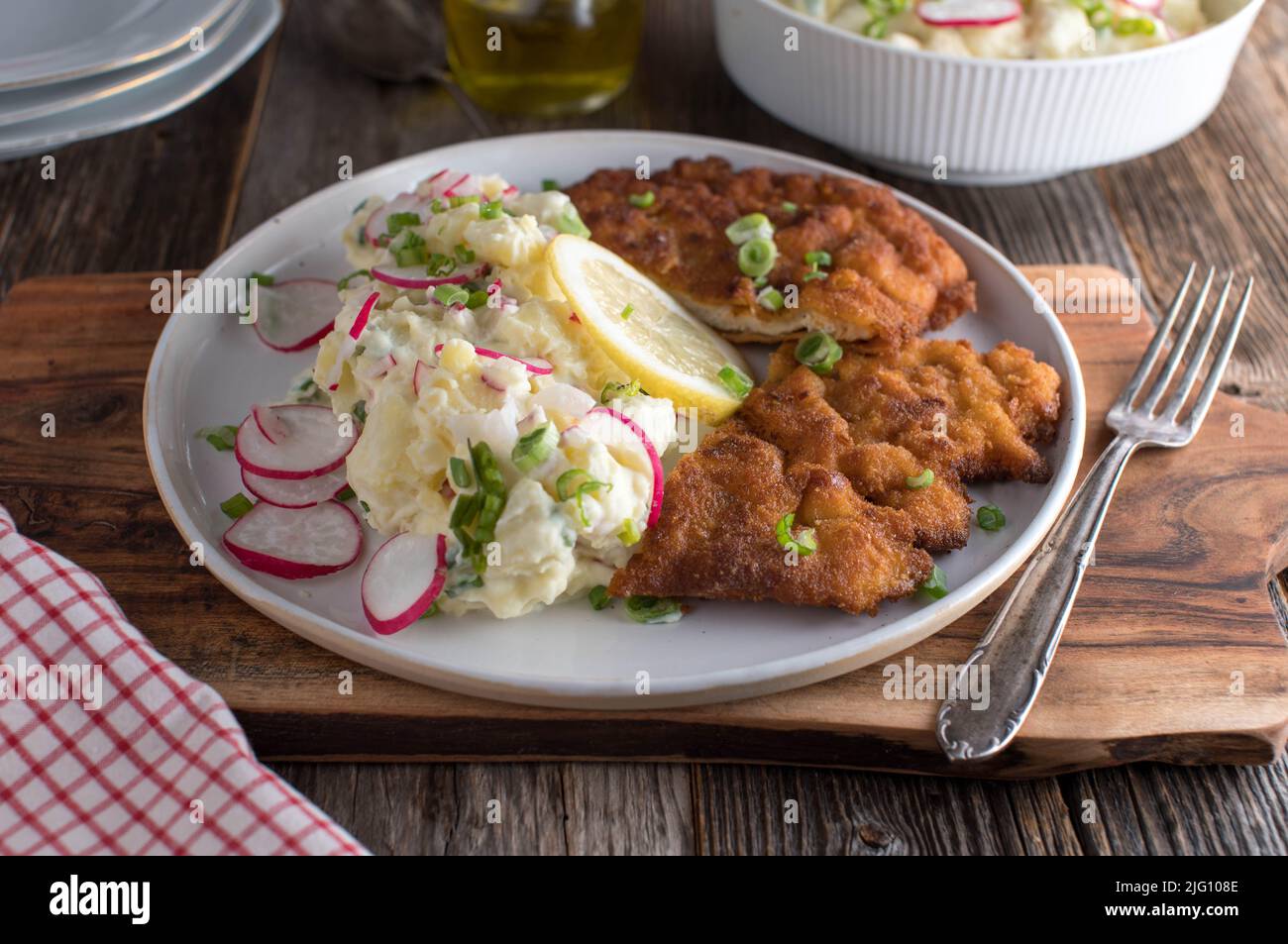 Schnitzel con insalata di patate. Piatti tradizionali tedeschi e bavaresi Foto Stock
