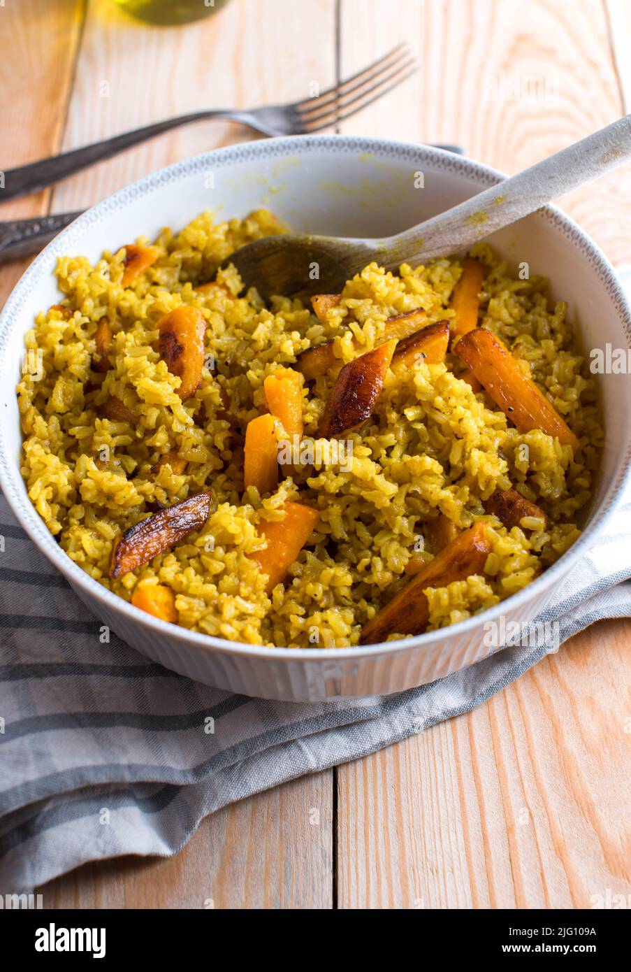 Riso curcuma con carote arrostite in una ciotola Foto Stock