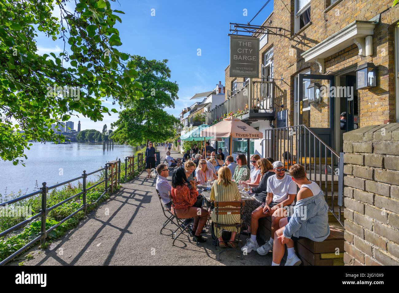 Il pub City Barge sul Tamigi a Chiswick, Londra, Inghilterra, Regno Unito Foto Stock