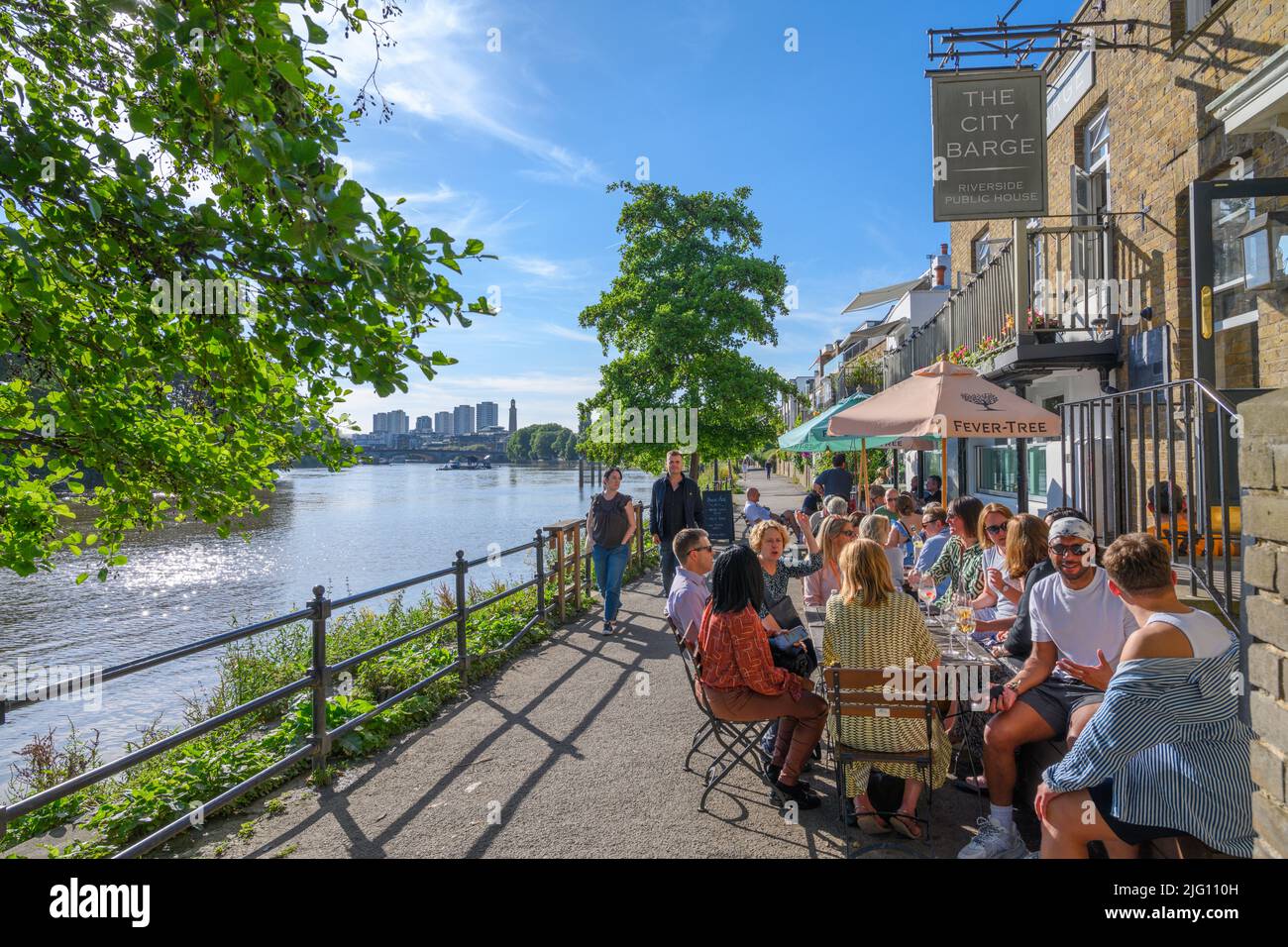 Il pub City Barge sul Tamigi a Chiswick, Londra, Inghilterra, Regno Unito Foto Stock