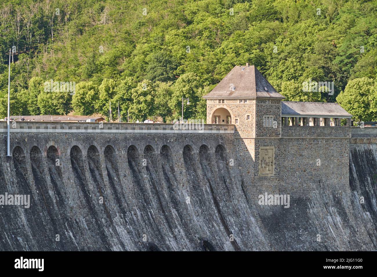 Ripido wal al lago Edersee, una diga artificiale per la generazione di elettricità Foto Stock