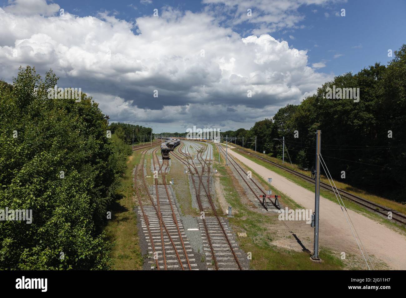 Il vecchio cantiere ferroviario con carri e convogli in deposito presso il villaggio chiamato Onnen, provincia di Drenthe, Paesi Bassi Foto Stock