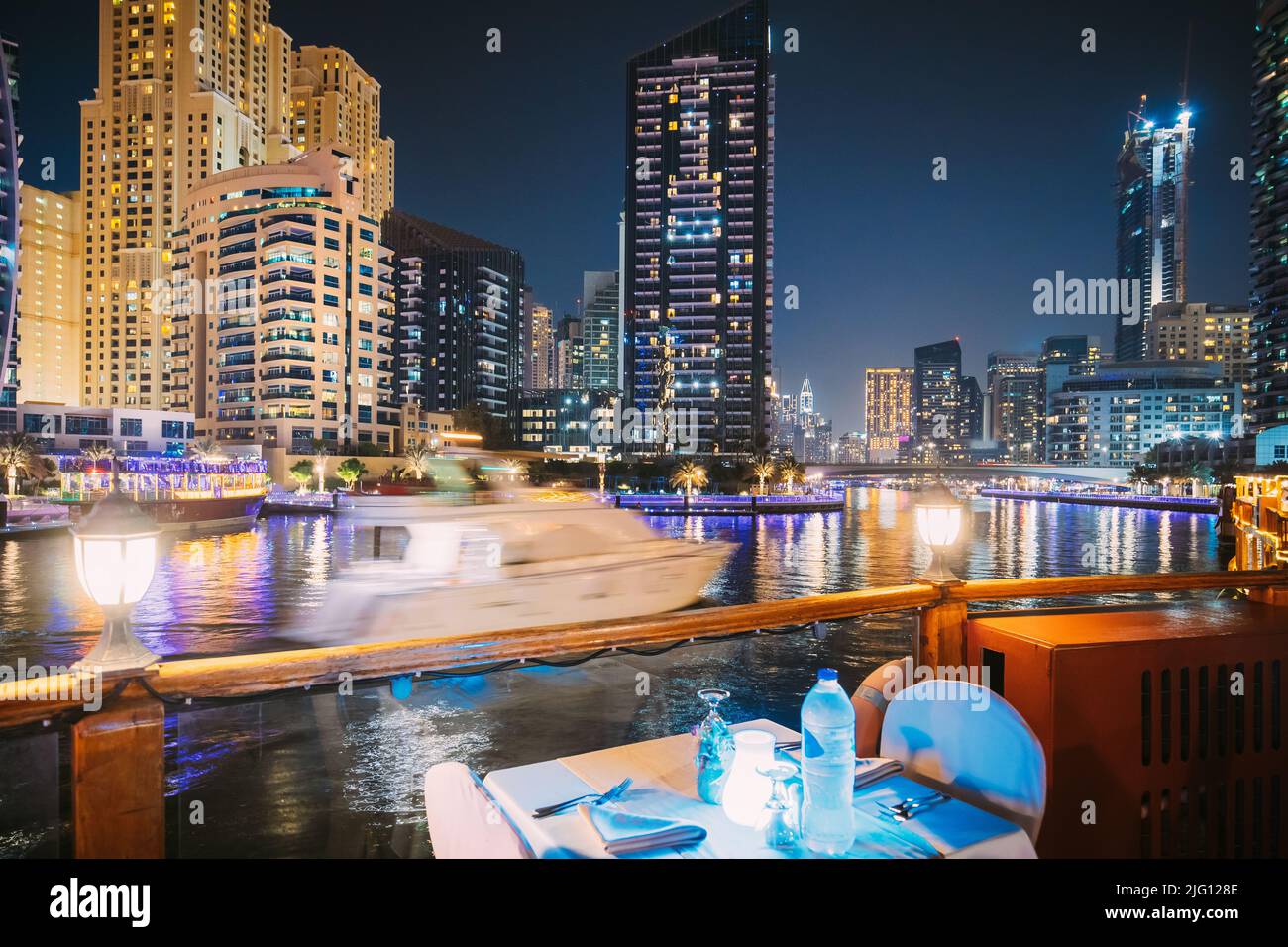 Vista notturna dello skyline della città da Barca turistica, barca a vela turistica sulla Marina di Dubai. La passeggiata notturna di Dubai Marina si trova nel quartiere di Dubai, arabo Unito Foto Stock