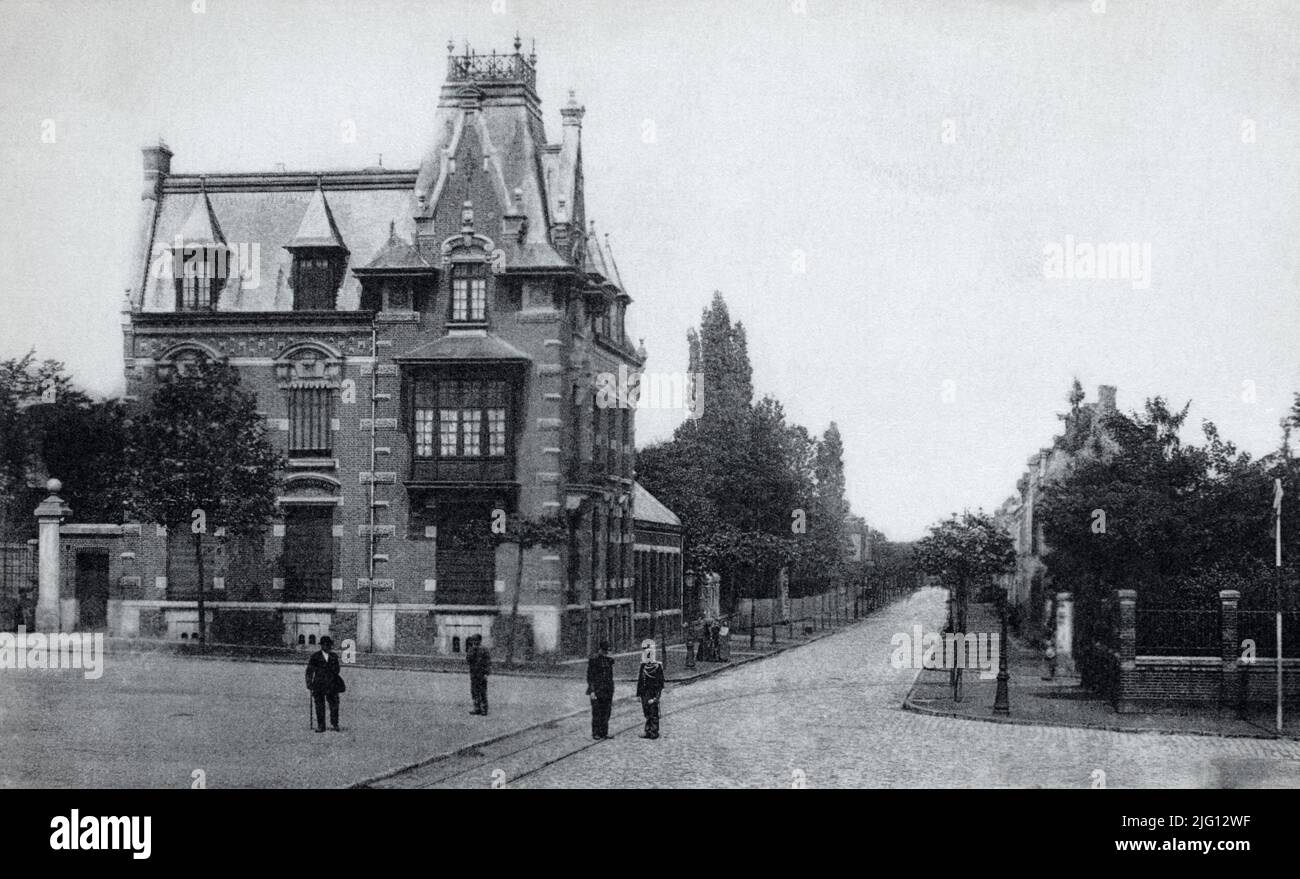 Una vista storica di Place de la République e Victor Hugo Street, Béthune, Francia, c. inizio 1900s. Foto Stock