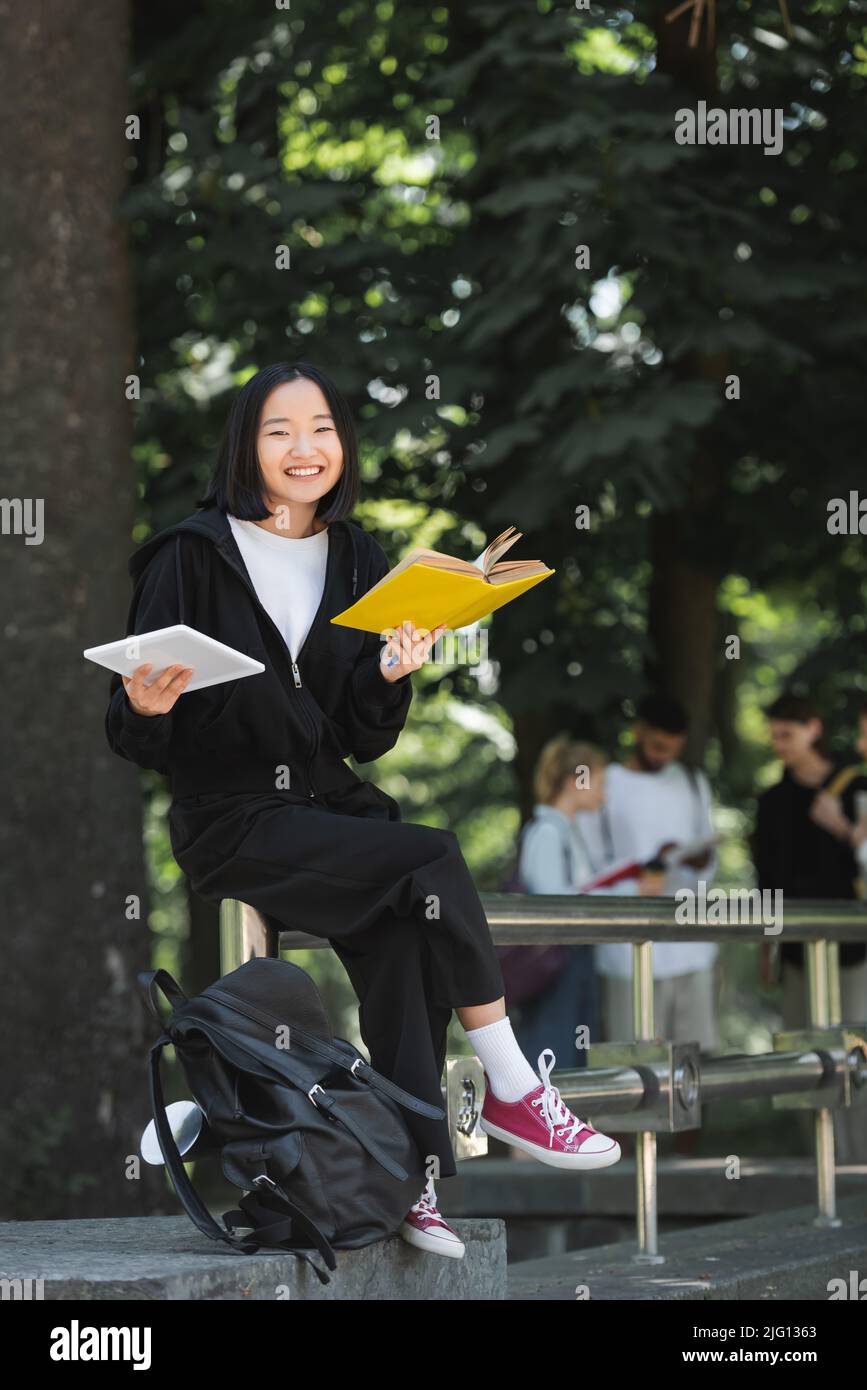 Zaino digitale universitario immagini e fotografie stock ad alta  risoluzione - Alamy