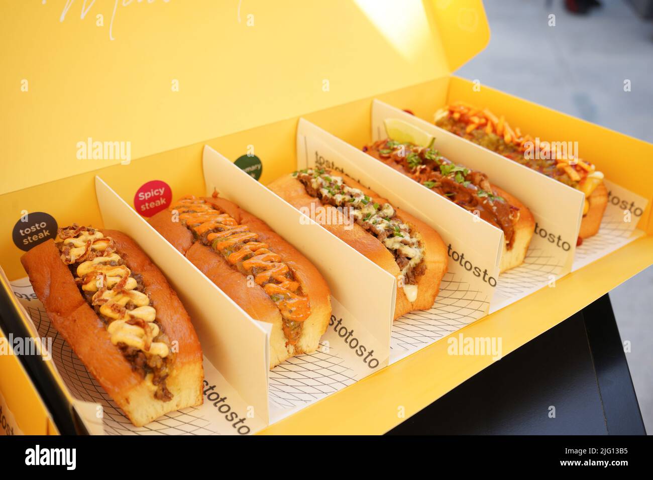 Toast sandwich su una scatola gialla per cena. Scatola da asporto. Foto Stock
