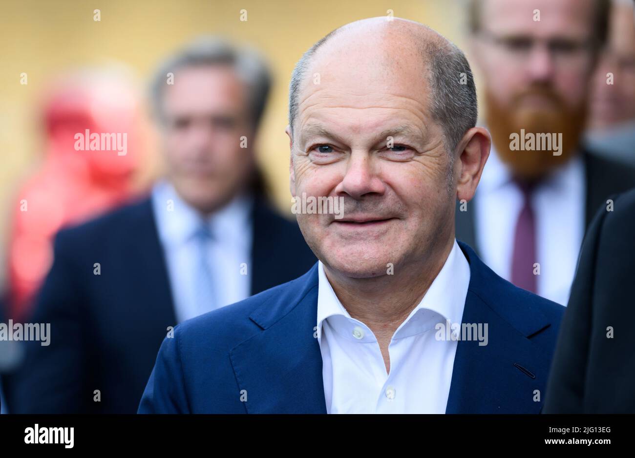 Berlino, Germania. 06th luglio 2022. Il cancelliere tedesco OLAF Scholz (SPD) partecipa al partito estivo della Federazione tedesca delle energie rinnovabili (BEE). In qualità di organizzazione generale del settore delle energie rinnovabili in Germania, L'APE intende migliorare le condizioni quadro per le energie rinnovabili e dare loro priorità rispetto ad altre fonti energetiche. Credit: Bernd von Jutrczenka/dpa/Alamy Live News Foto Stock