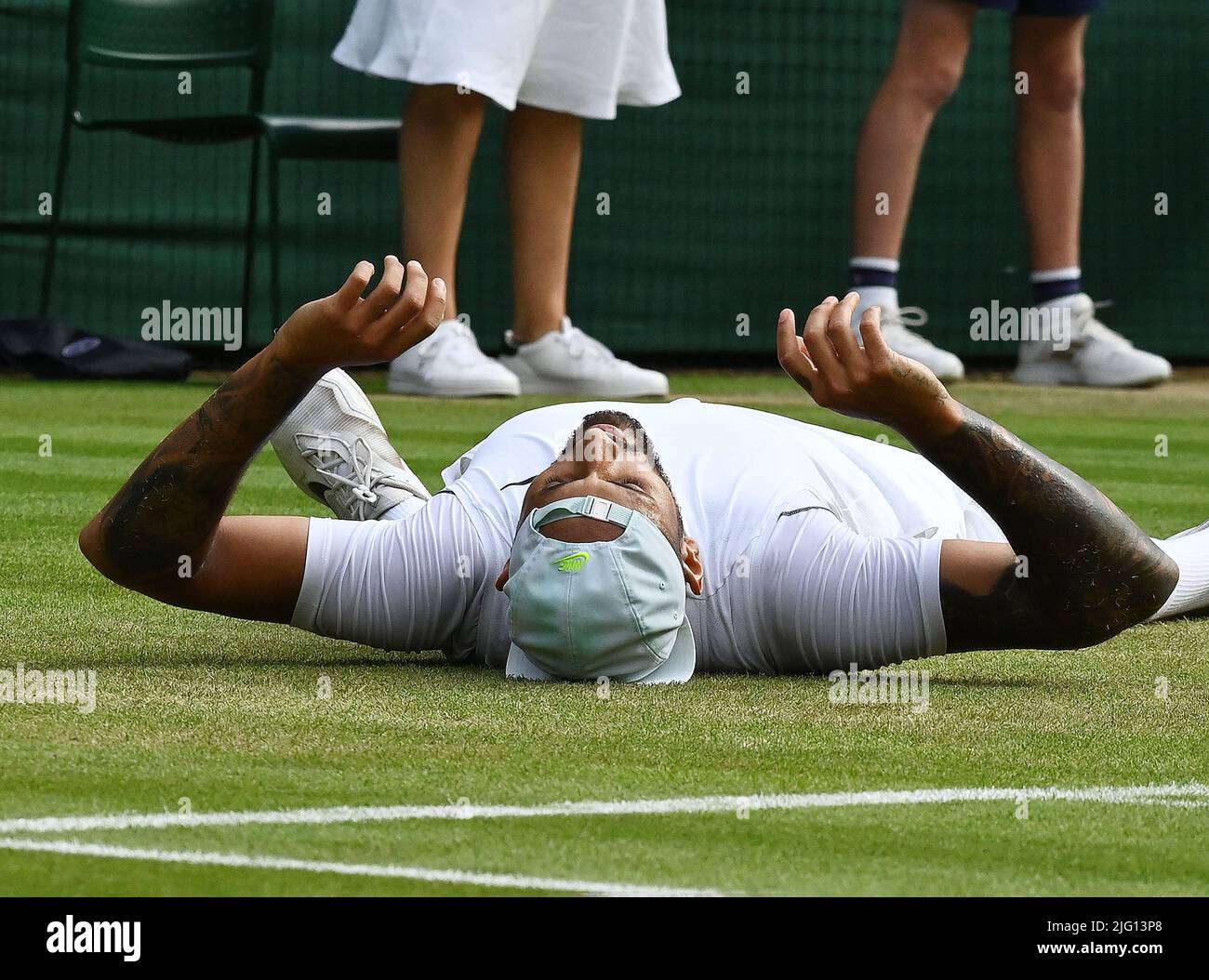 Londra, GBR. 06th luglio 2022. London Wimbledon Championships Day 06/07/2022 Nick Kyrgios (AUS) festeggia sulle sue spalle come vince la partita finale di un quarto sul No.1 Court Credit: Roger Parker/Alamy Live News Foto Stock