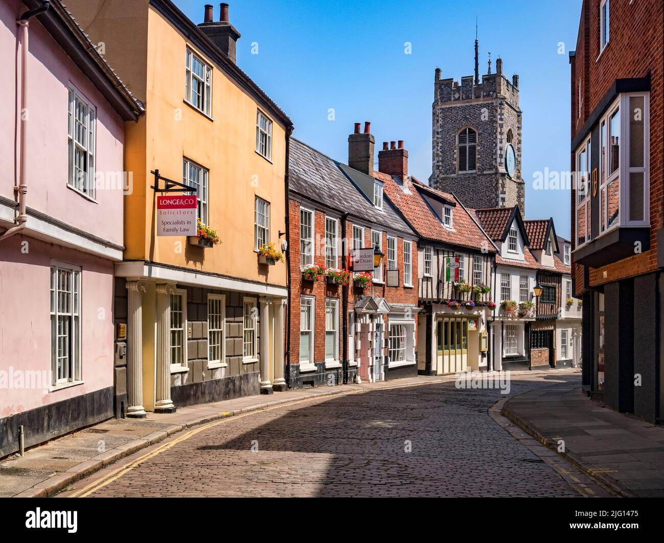 29 giugno 2019: Norwich, Norfolk - Princes Street è una storica strada acciottolata nel centro di Norwich, Norfolk, con molti edifici antichi e interessanti Foto Stock