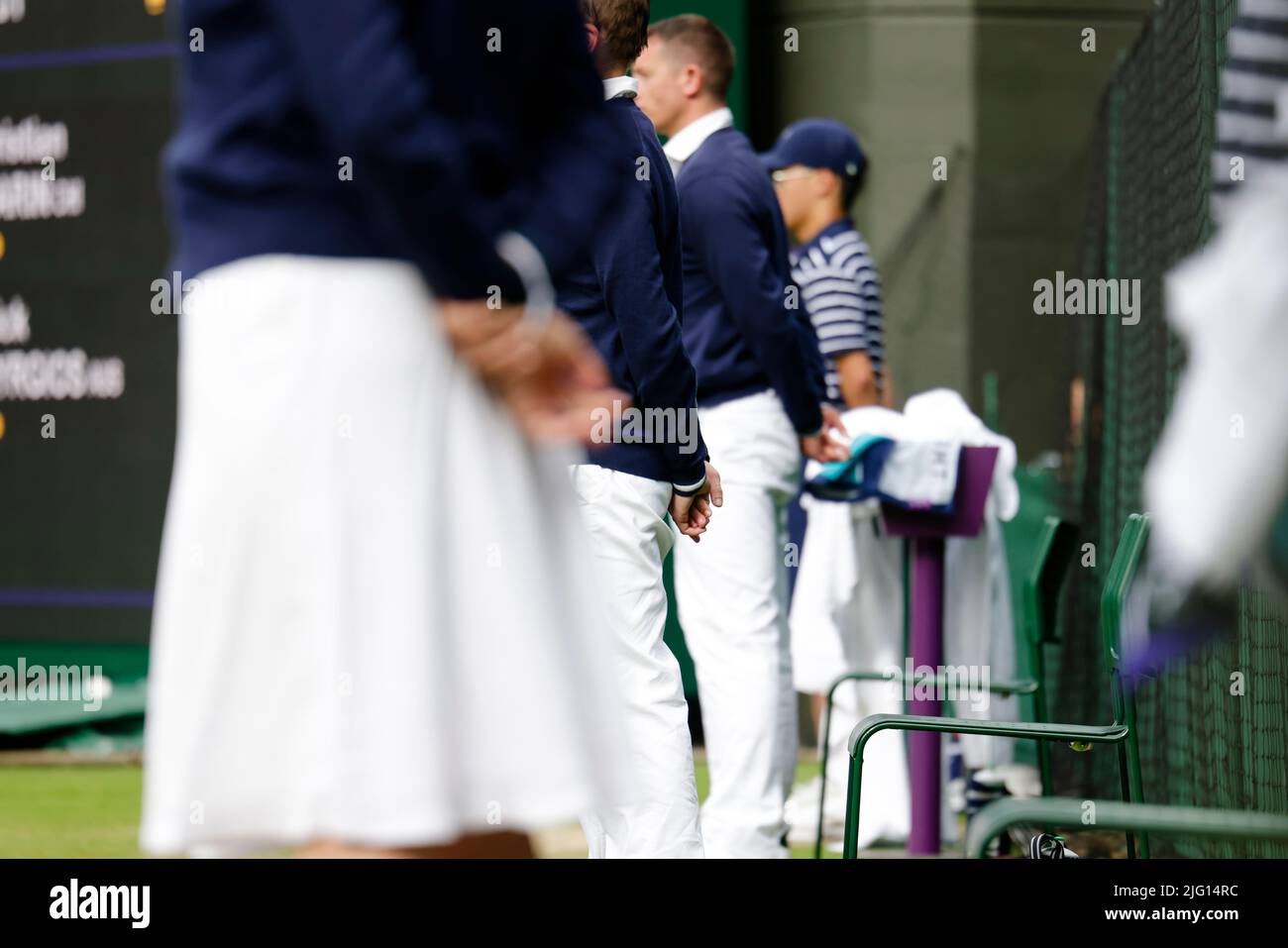 Londra, UK, 6th luglio 2022: Stand di linesmen e donne in campo presso l'All England Lawn Tennis and Croquet Club di Londra. Credit: Frank Molter/Alamy Live news Foto Stock