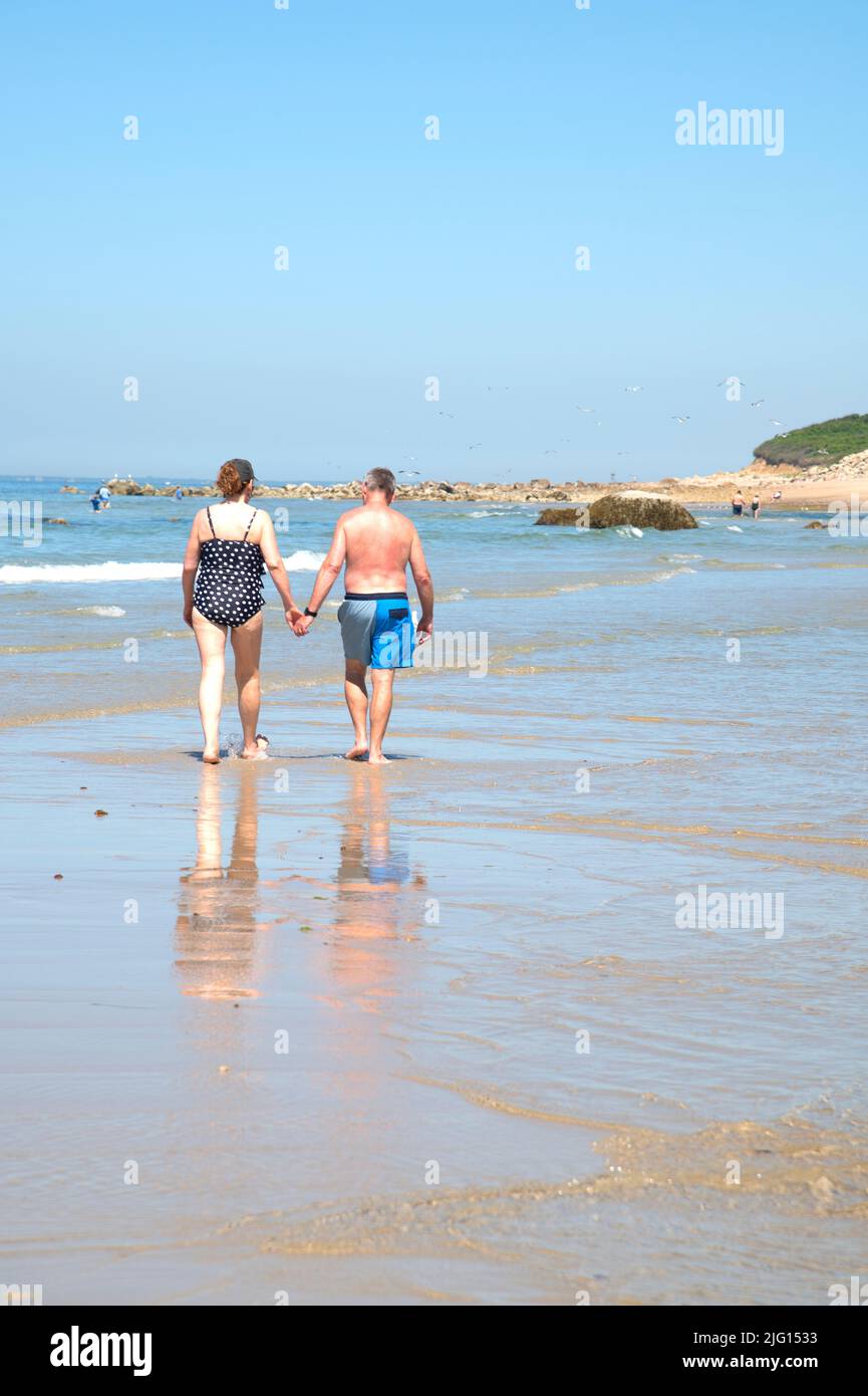 Una coppia cammina sulla spiaggia. Corporation Beach, Dennis, ma (Cape Cod) USA Foto Stock