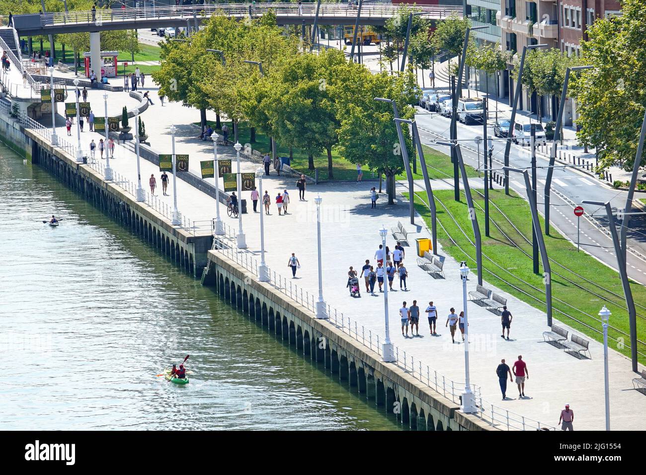 Bilbao lungofiume ponte Zubizuri che attraversa il fiume Nervion nei Paesi Baschi. Bilbao, Spagna - Agosto 2018 Foto Stock
