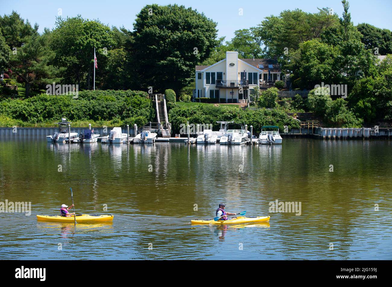 Kayak lungo il fiume Bass (un kayak trainante l'altro) a Dennis/Yarmouth, Massachusetts, a Cape Cod, USA Foto Stock