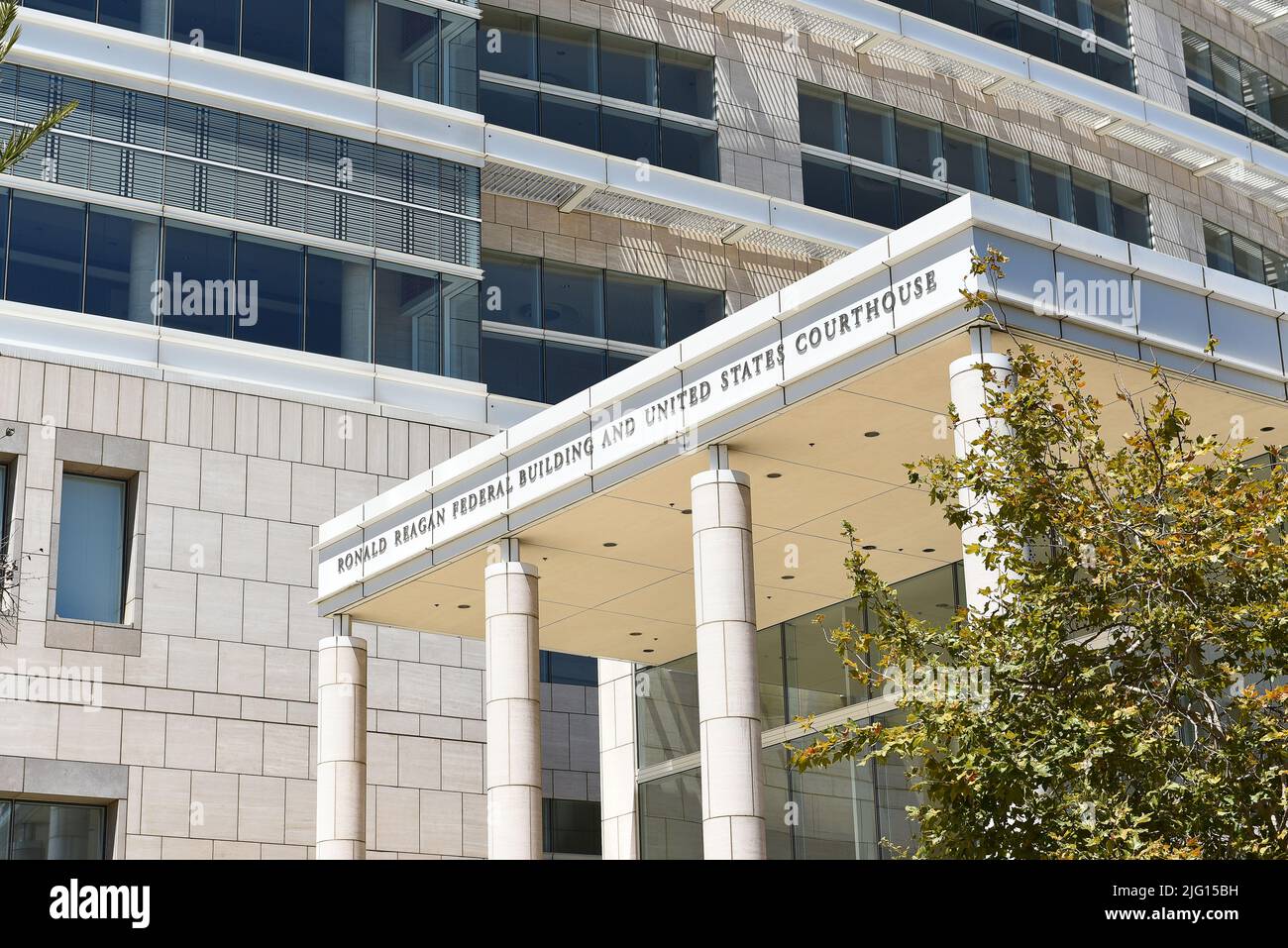 SANTA ANA, CALIFORNIA - 4 LUG 2022: Primo piano del tribunale federale Ronald Reagan nel centro di Santa Ana. Foto Stock