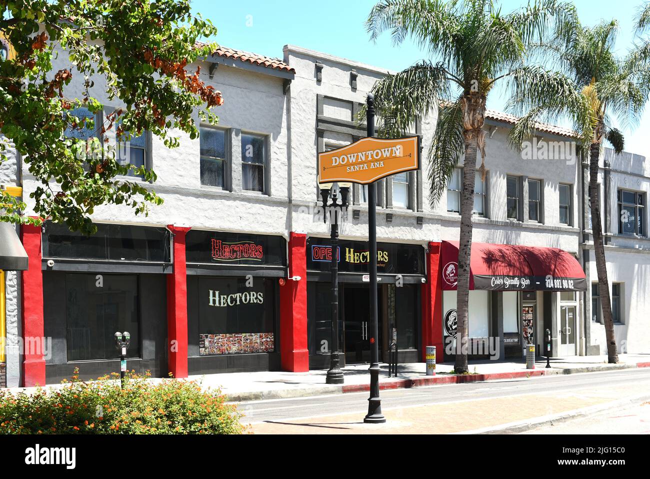 SANTA ANA, CALIFORNIA - 4 LUG 2022: Cartello del centro di Santa Ana di fronte a Hectors su Broadway. Foto Stock