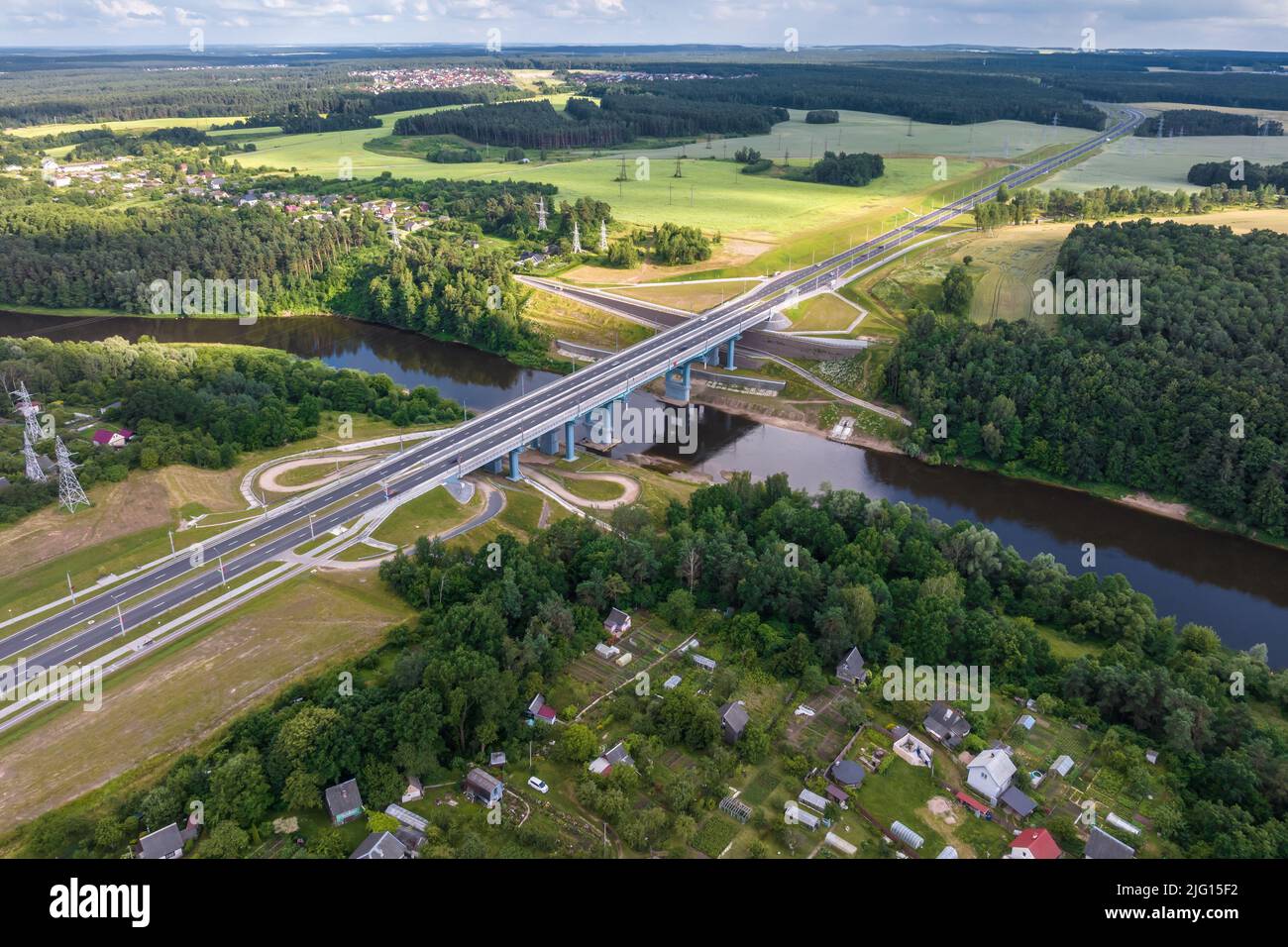 vista aerea su un enorme ponte con un'ampia strada a più corsie attraverso un ampio fiume Foto Stock