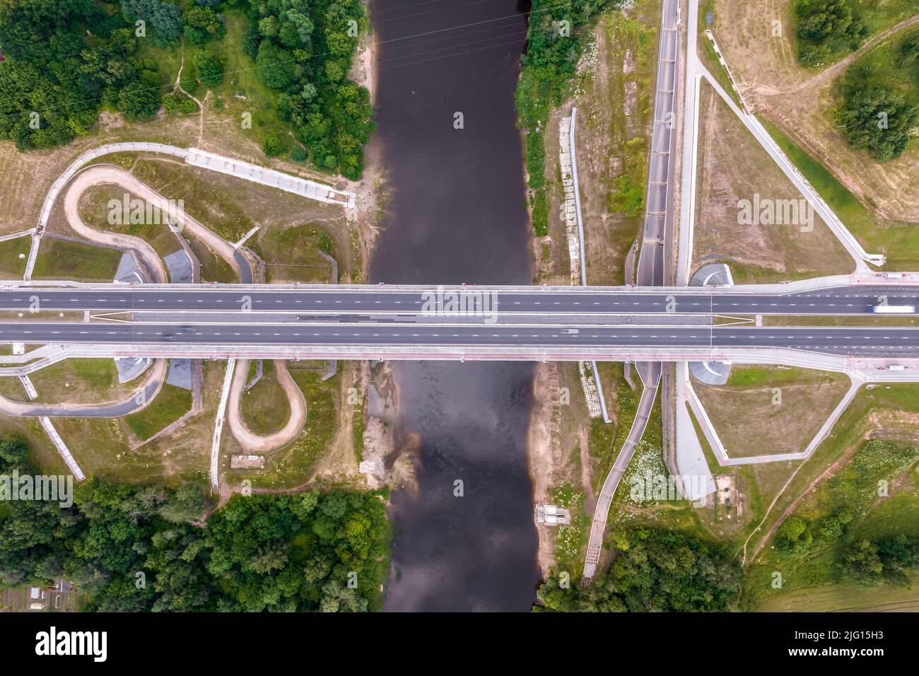 vista aerea su un enorme ponte con un'ampia strada a più corsie attraverso un ampio fiume Foto Stock