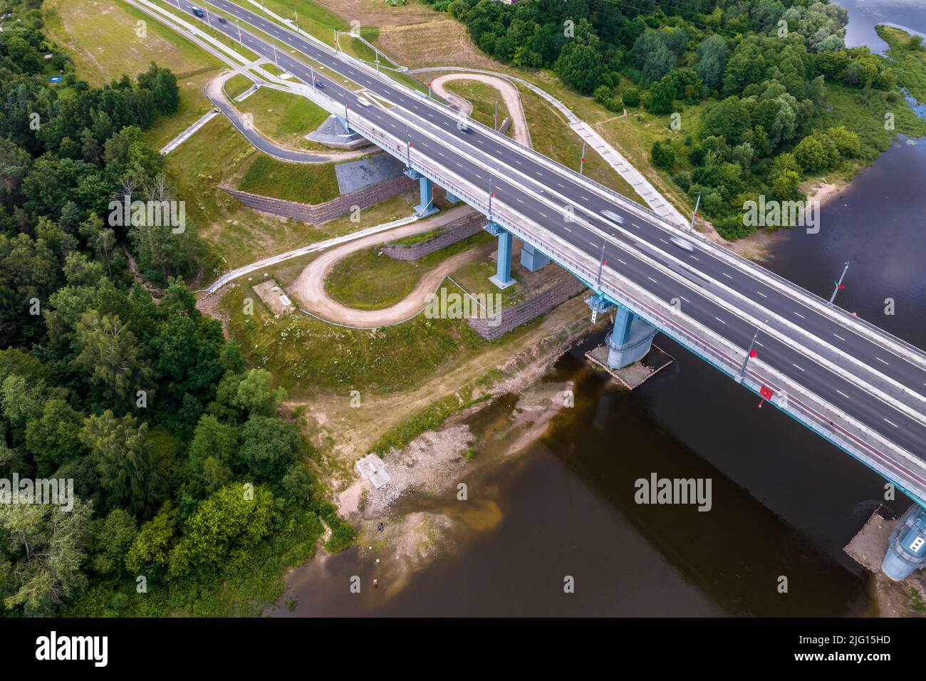 vista aerea su un enorme ponte con un'ampia strada a più corsie attraverso un ampio fiume Foto Stock