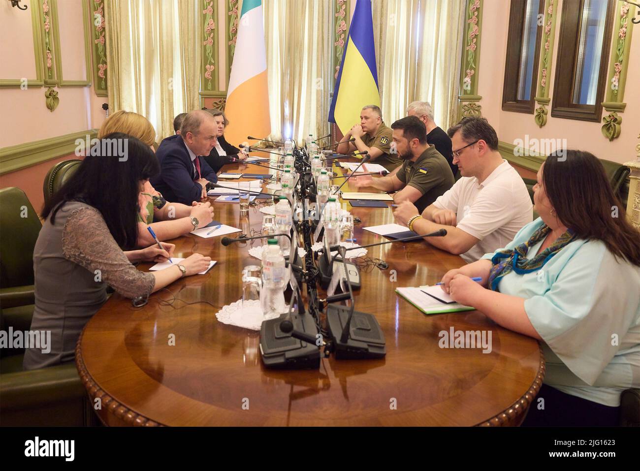 Kiev, Ucraina. 06th luglio 2022. Il presidente ucraino Volodymyr Zelenskyy, a destra, ospita un incontro bilaterale con il primo ministro irlandese Micheal Martin, presso l'edificio dell'amministrazione presidenziale, il 6 luglio 2022 a Kiev, Ucraina. Credit: Ukraine Presidency/Ukrainian Presidential Press Office/Alamy Live News Foto Stock