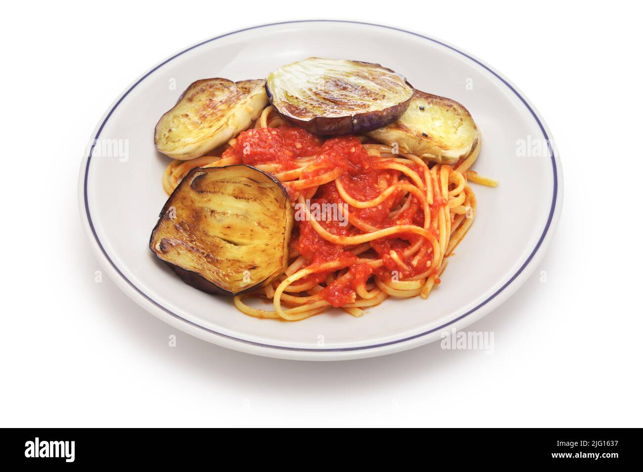 Linguine con pomodoro e melanzane ( violetta di Firenze ), cucina italiana, melanzane e pasta di pomodoro Foto Stock