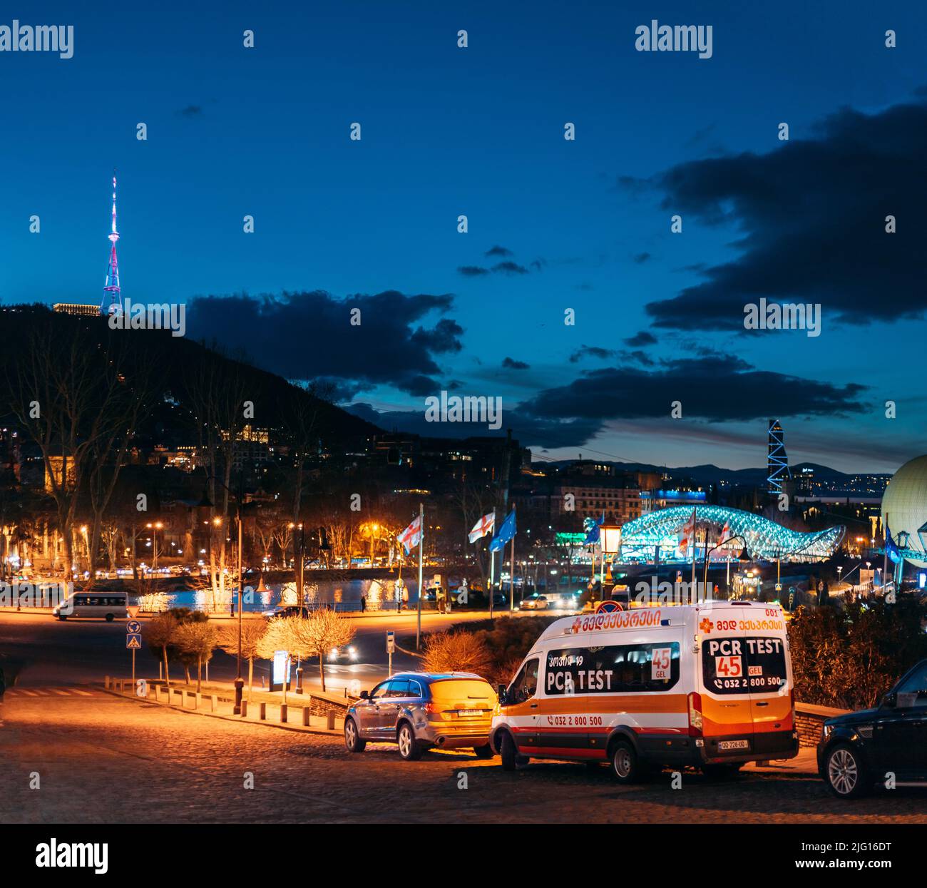 Tbilisi, Georgia - 28 marzo 2022: Visualizza sulla rianimazione ambulante di emergenza laboratorio auto mobile per test PCR parcheggiato all'aperto di notte Tbilisi Foto Stock