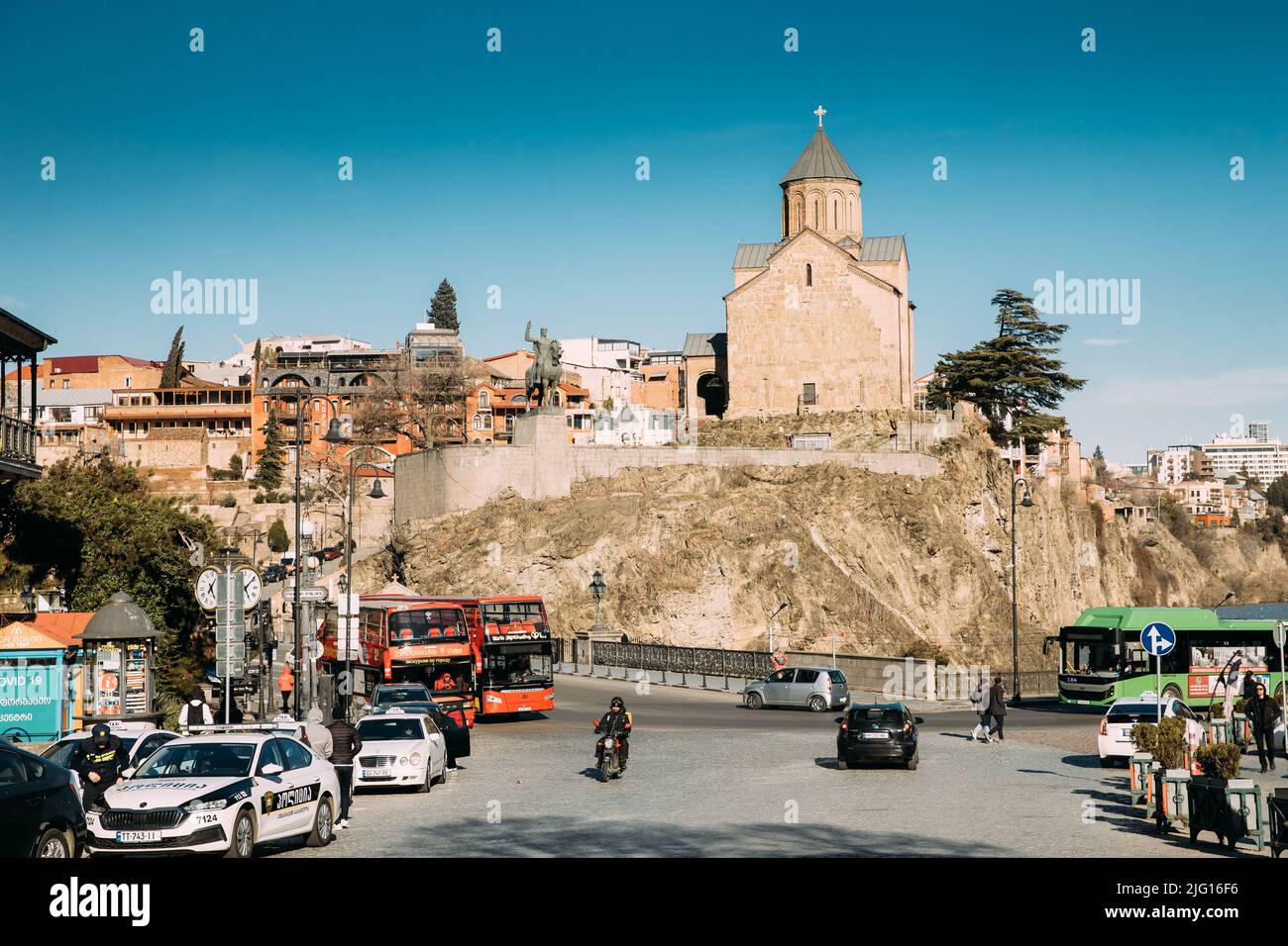 Tbilisi, Georgia - 28 marzo 2022: Statua equestre di pietra miliare del re Vakhtang Gorgasali vicino alla chiesa di Metekhi. Traffico vicino al Monumento Gorgasali Foto Stock