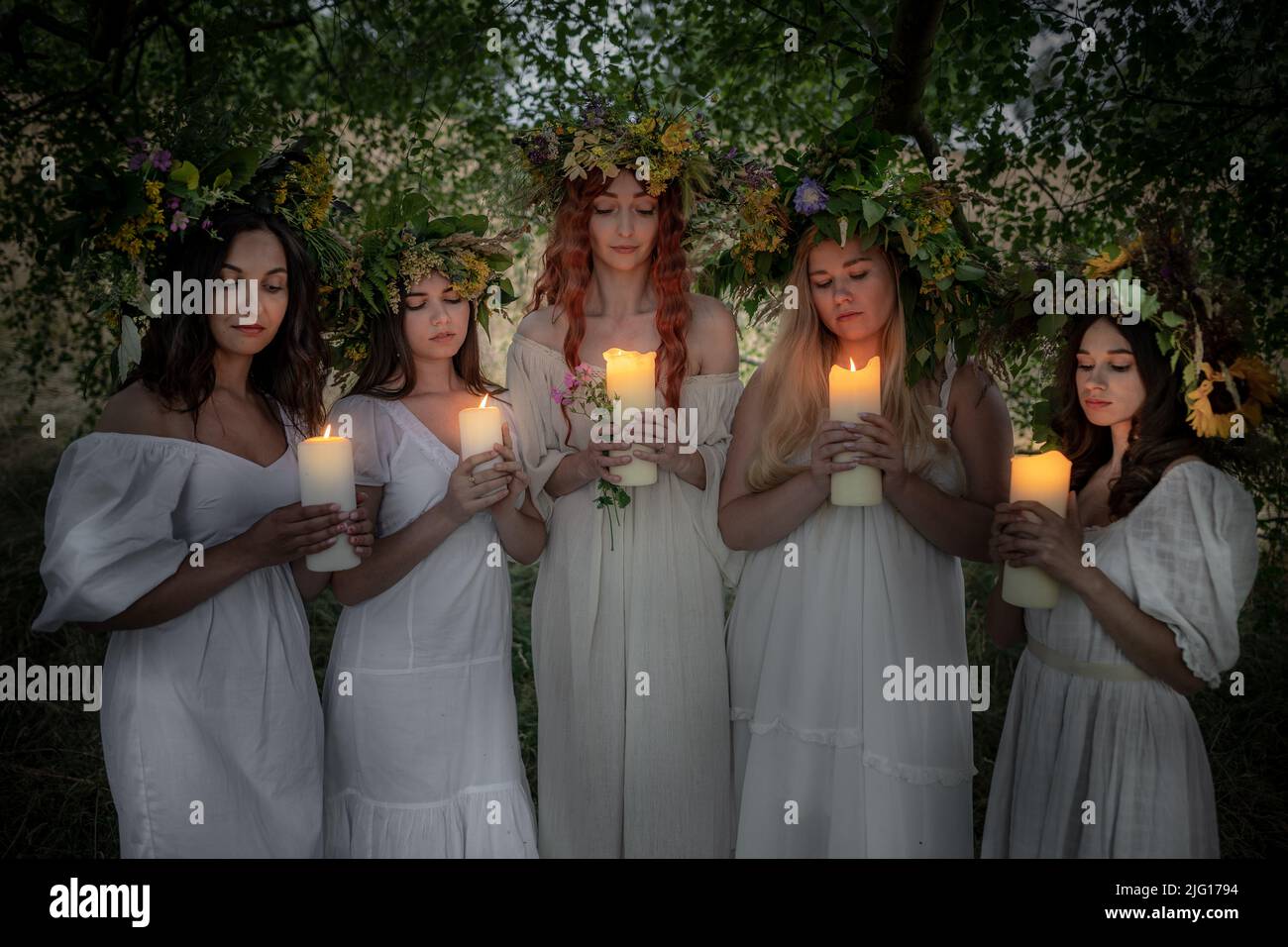 Londra, Regno Unito. 6th luglio 2022. Gli ucraini britannici celebrano Ivana-Kupala a Greenwich Park. Ivan Kupala Day, conosciuto anche come Ivana-Kupala o Kupala Night, è una tradizionale festa popolare pagana nelle culture slaviche orientali. Le ragazze creano e indossano le corone di fiori ed eseguono vari rituali. Inizialmente, Ivana-Kupala era un rito pagano di fertilità che era anche collegato alla celebrazione del solstizio d'estate quando le notti sono le più corte. Dopo l'arrivo del cristianesimo, i riti si intrecciano con la festa cristiana della Natività di Giovanni Battista. Credit: Guy Corbishley/Alamy Live News Foto Stock