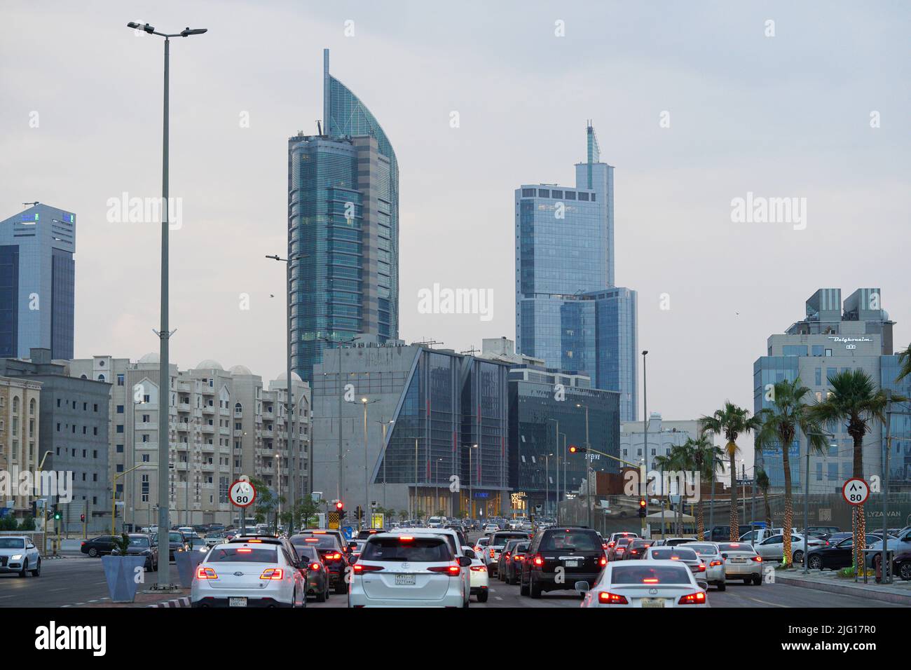 Al Khobar vista mattutina da un semaforo. Con raschietto cielo e costruzione. Città Khobar, Arabia Saudita Foto Stock