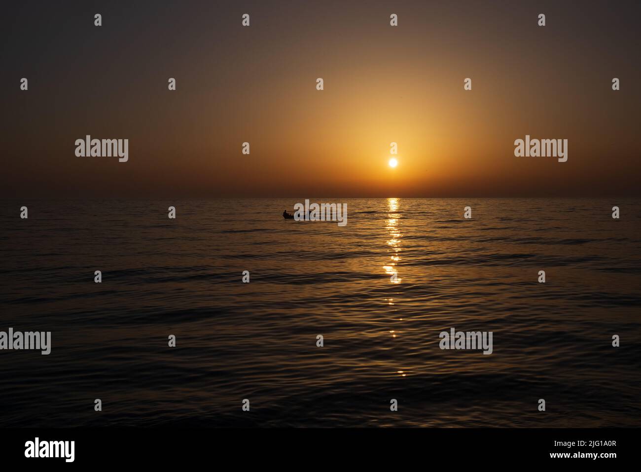 Onda liscia e cielo tramonto sfondo astratto. Vista arancione scuro sul mare Foto Stock