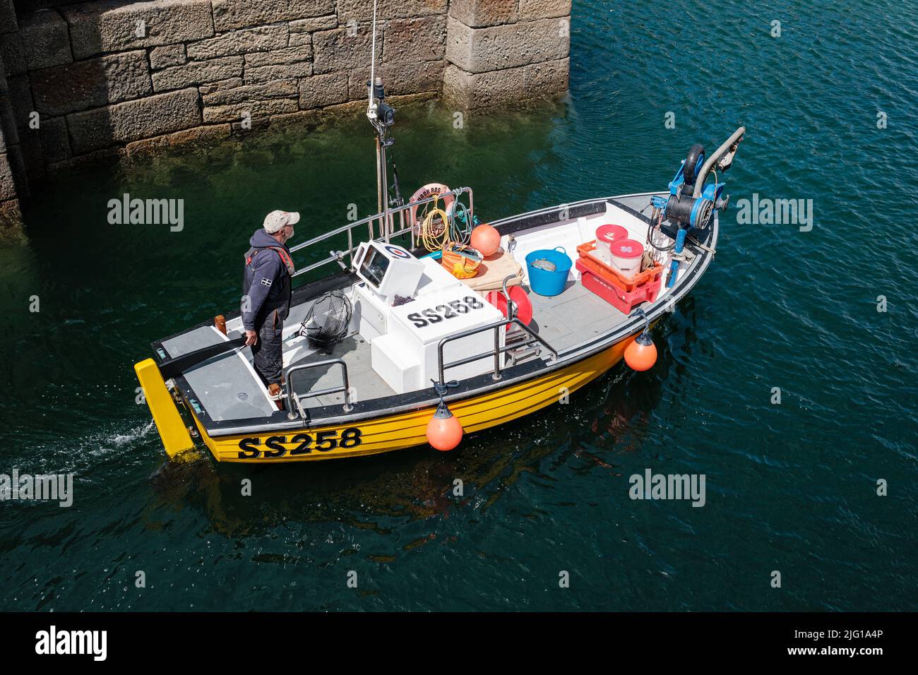 Barca da pesca che entra nel porto di Porthleven dopo una pesca mattutina Foto Stock