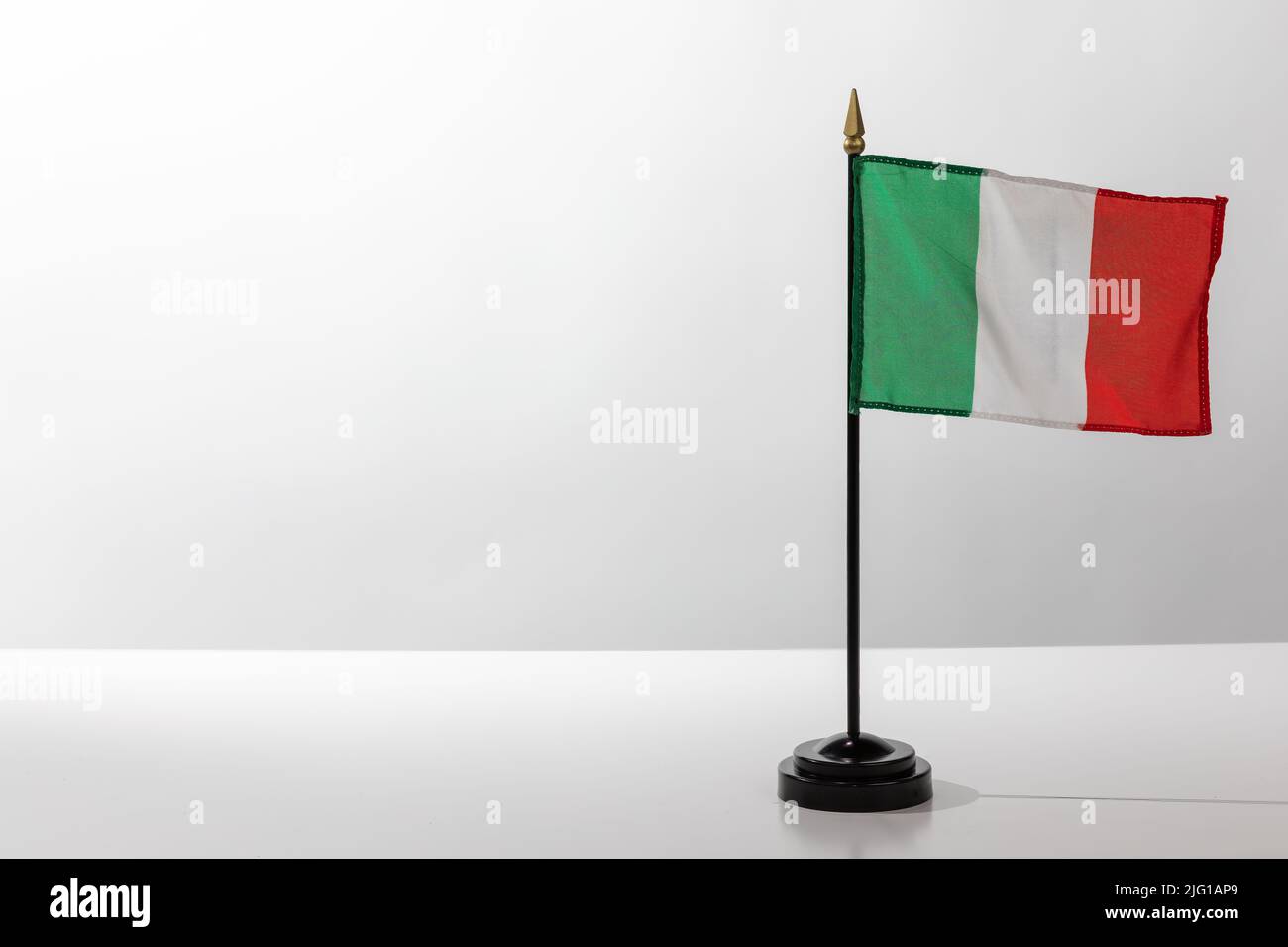 Flying Country Flag Italia isolato su tavola bianca con sfondo grigio Foto Stock