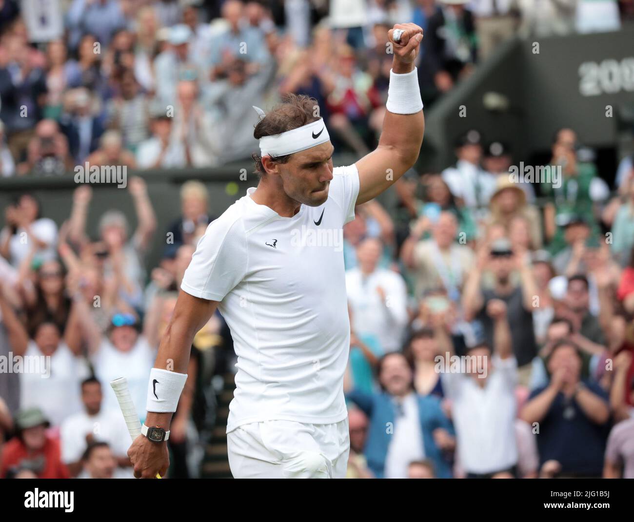 Londra, Regno Unito. 06th luglio 2022. Il spagnolo Rafael Nadal celebra la vittoria nella sua Quarter-Final match contro American Taylor Fritz il giorno dieci dei campionati Wimbledon 2022 a Londra mercoledì 06 luglio 2022.Nadal ha vinto la partita 3-6, 7-5, 3-6, 7-5, 7-6. Foto di Hugo Philpott/UPI Credit: UPI/Alamy Live News Foto Stock