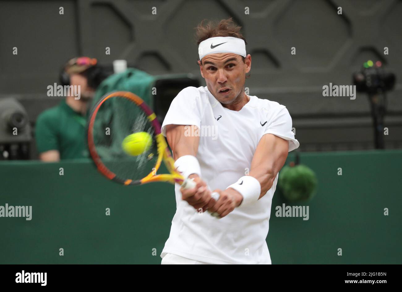 Londra, Regno Unito. 06th luglio 2022. Il Rafael Nadal spagnolo gioca una prefazione nella sua Quarter-Final match contro American Taylor Fritz il giorno dieci dei campionati Wimbledon 2022 a Londra mercoledì 06 luglio 2022.Nadal ha vinto la partita 3-6, 7-5, 3-6, 7-5, 7-6. Foto di Hugo Philpott/UPI Credit: UPI/Alamy Live News Foto Stock