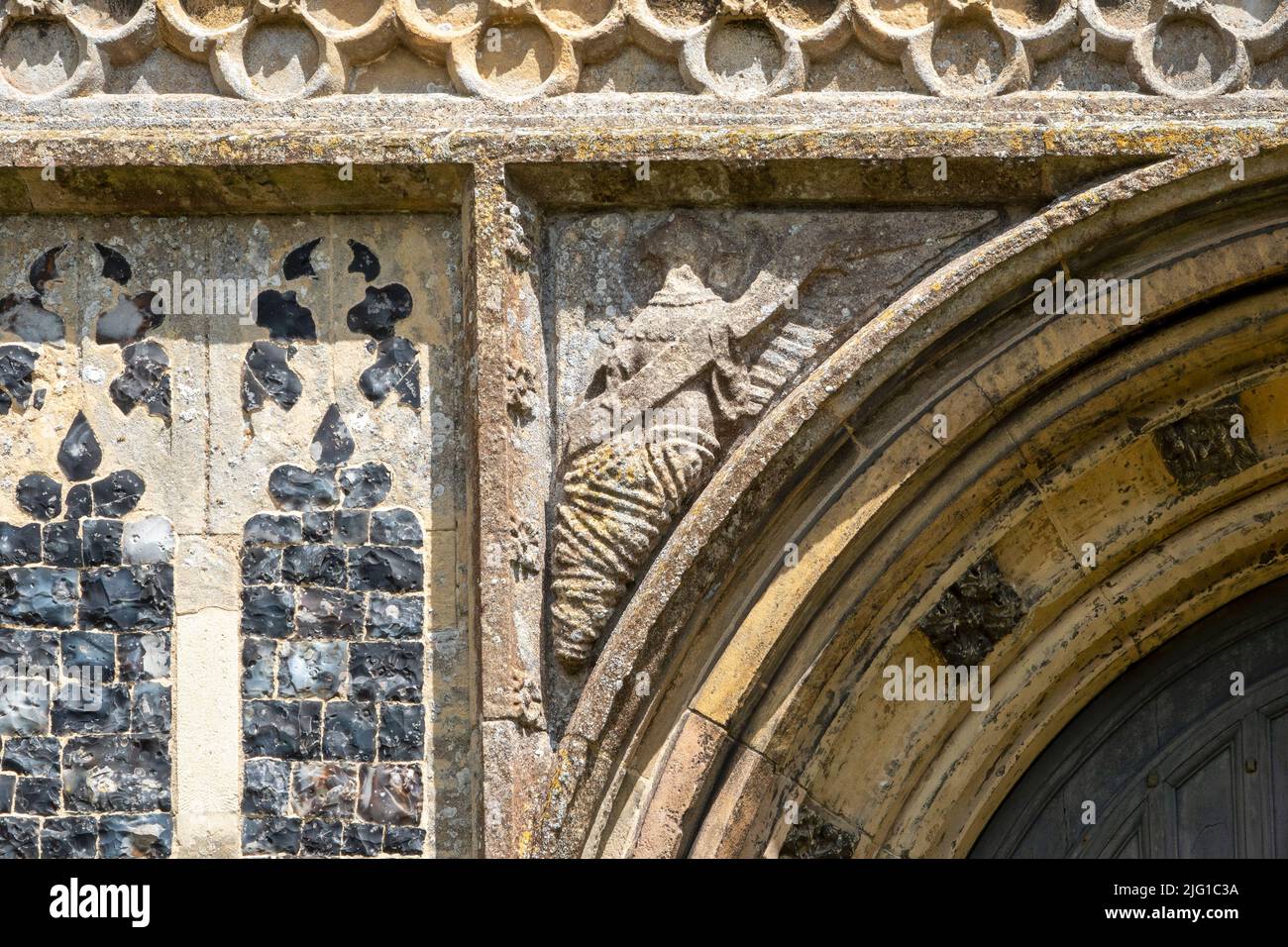 Angeli di pietra scolpiti negli angoli della cornice della porta a All Saints Church, Laxfield, Suffolk Foto Stock