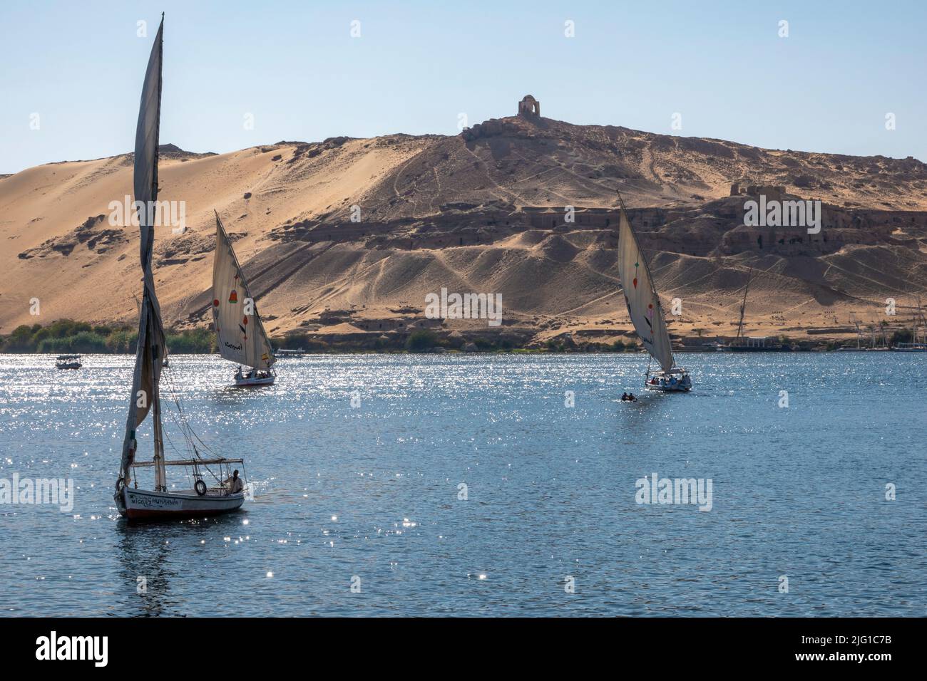 Vista delle Tombe dei Nobili dal Nilo ad Assuan, Alto Egitto Foto Stock