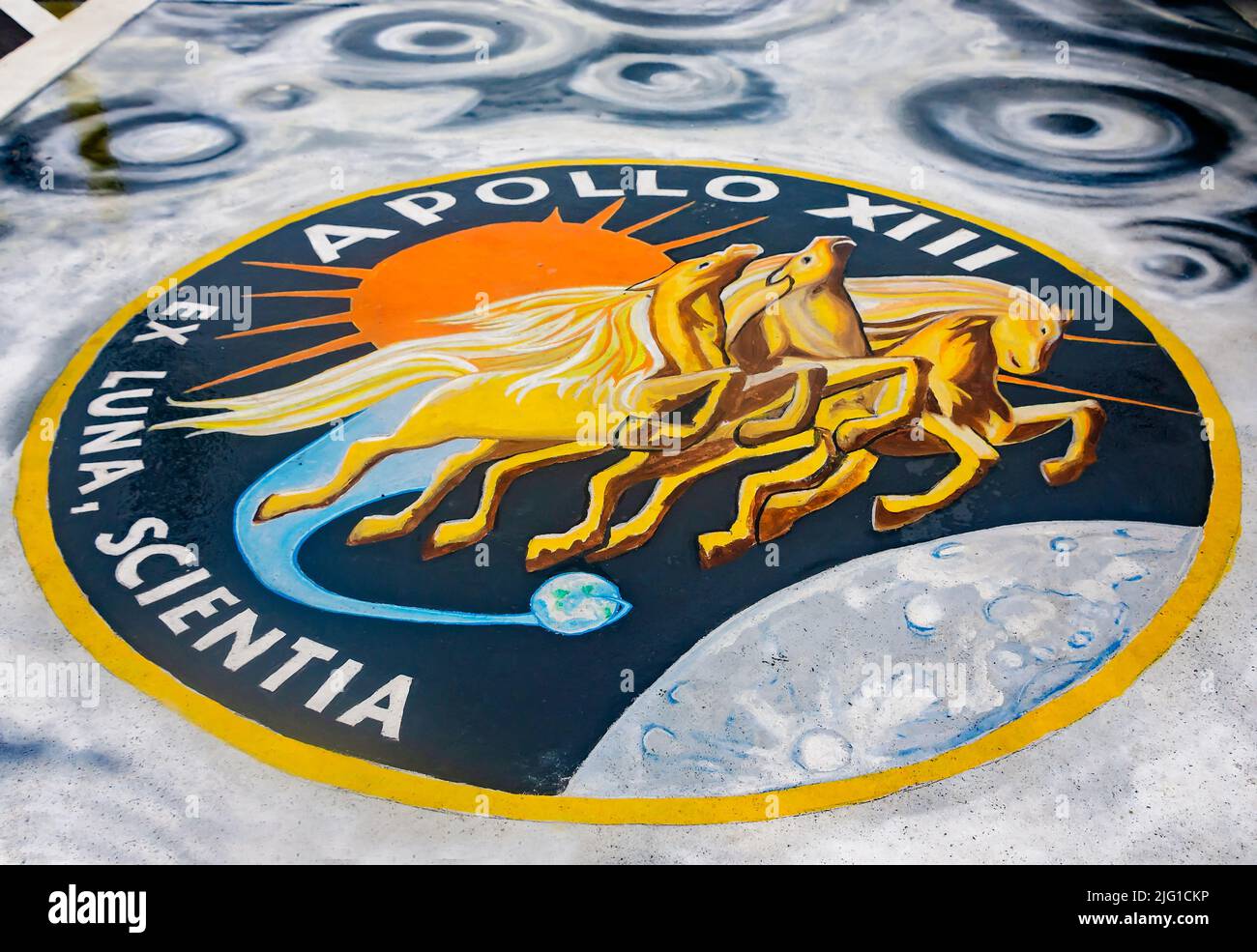 L'emblema Apollo 13 è dipinto su un marciapiede di fronte a un'esposizione Apollo 13, il 4 luglio 2022, a Biloxi, Mississippi. Foto Stock