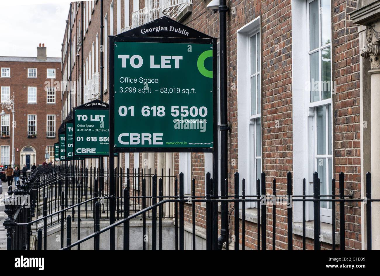 Lasciare le indicazioni sugli ex uffici del Dublin Institute of Technology in Mountjoy Square, Una piazza georgiana a Dublino, Irlanda. Foto Stock
