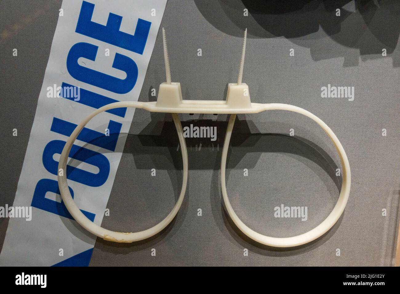 Moderni manette inglesi in plastica (uso singolo in quanto sono semplicemente tagliati) presso il Royal Armouries, Leeds, Yorkshire, Regno Unito. Foto Stock