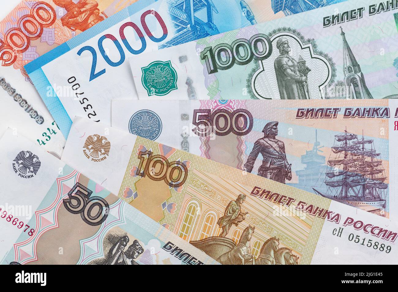Sfondo rubli russi. Denaro sfondo e struttura. Banconote di diverse denominazioni Foto Stock