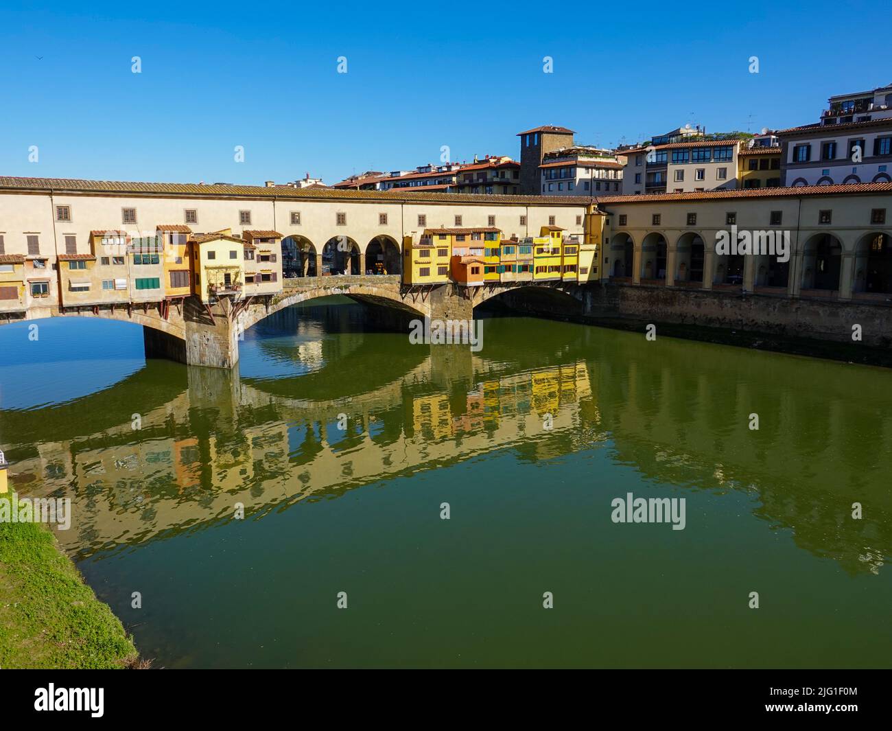 Ponte Vecchio, attraversando il fiume Arno in una giornata di sole in aprile, Firenze, Toscana, Italia. Foto Stock