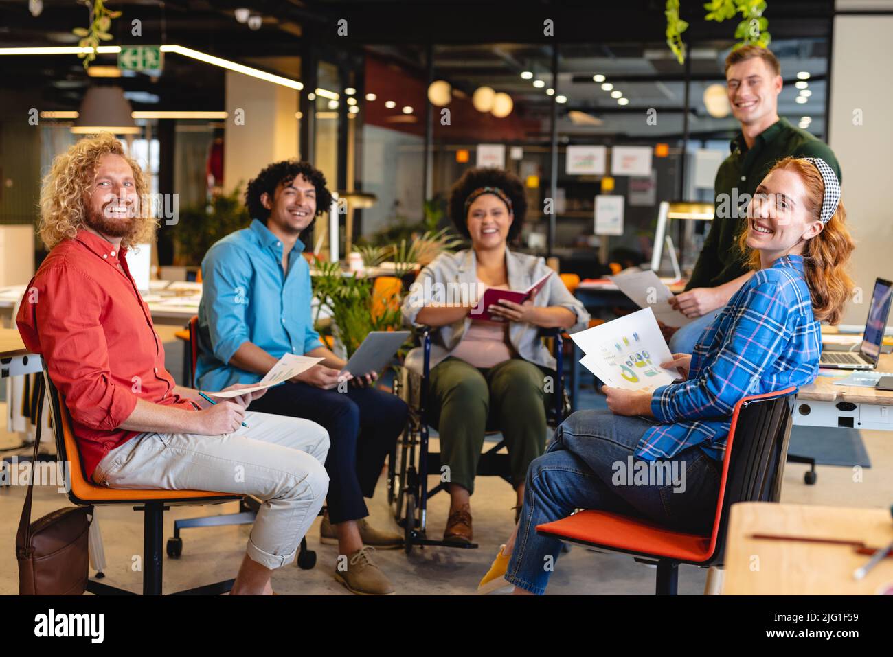 Ritratto di sorridenti uomini d'affari multirazziali e donne d'affari in ufficio creativo Foto Stock