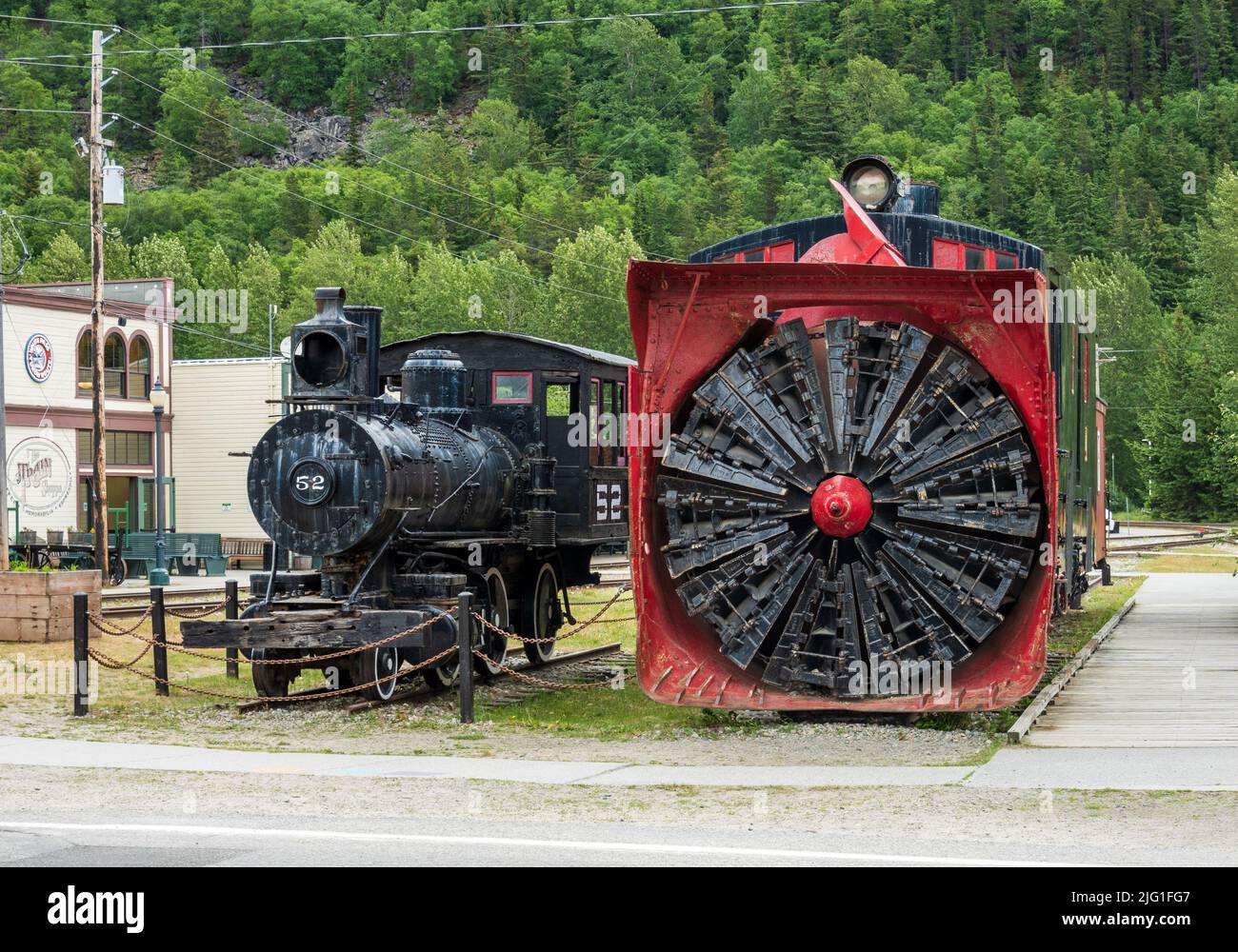 Skagway, AK - 6 giugno 2022: Treno turistico e unità di rimozione della neve White Pass nella città di Skagway Foto Stock