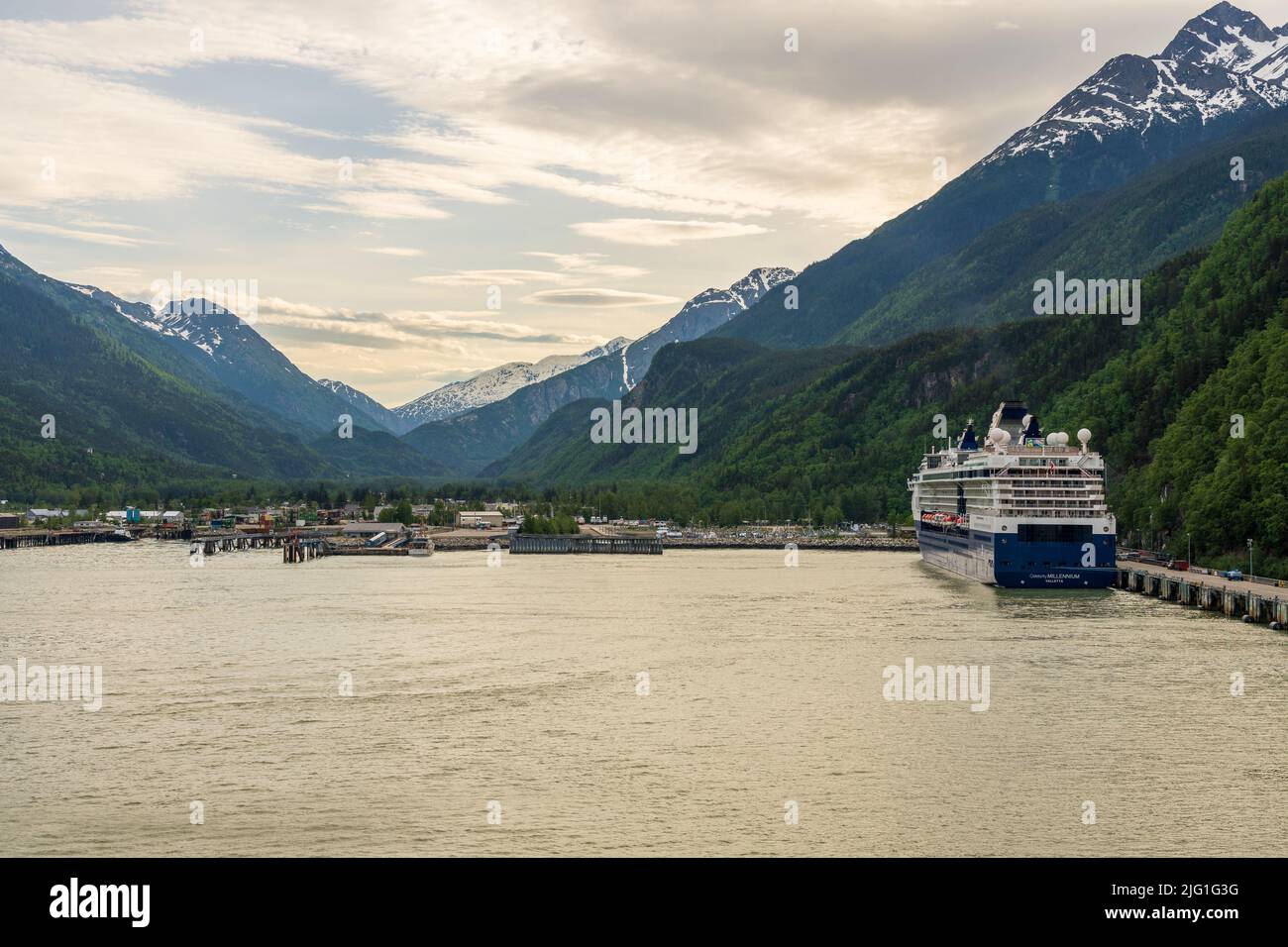 Skagway, AK - 6 giugno 2022: La celebrità Millenium è ormeggiata nella piccola città dell'Alaska di Skagway Foto Stock