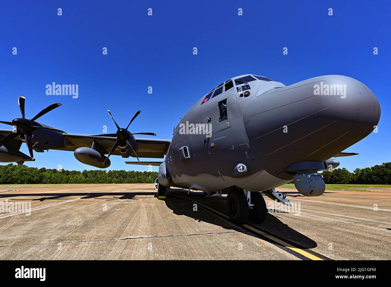 Un MC-130J Commando II siede sul flightline, 24 giugno 2022, alla base dell'aeronautica di Columbus, la sig.ra Pilots che rappresenta l'AC-130J Ghostrider, U-28A Draco, C-146A Wolfhound e MC-130J visitò Columbus AFB per parlare con gli studenti del comando delle operazioni speciali dell'aeronautica e della loro missione. (STATI UNITI Air Force foto di staff Sgt. Jake Jacobsen) Foto Stock