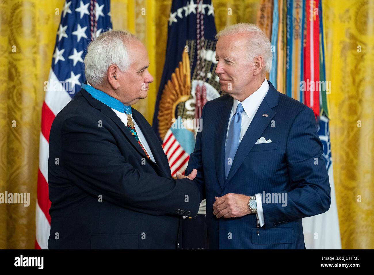 Washington, Stati Uniti d'America. 05th luglio 2022. Washington, Stati Uniti d'America. 05 luglio 2022. Il presidente degli Stati Uniti Joe Biden, giusto, si congratula con SPC in pensione. Dwight Birdwell dopo averlo presentato con la Medaglia d'onore per le sue azioni durante la guerra del Vietnam in una cerimonia nella stanza Est della Casa Bianca, 5 luglio 2022 a Washington, DC Credit: Adam Schultz/Casa Bianca Foto/Alamy Live News Foto Stock