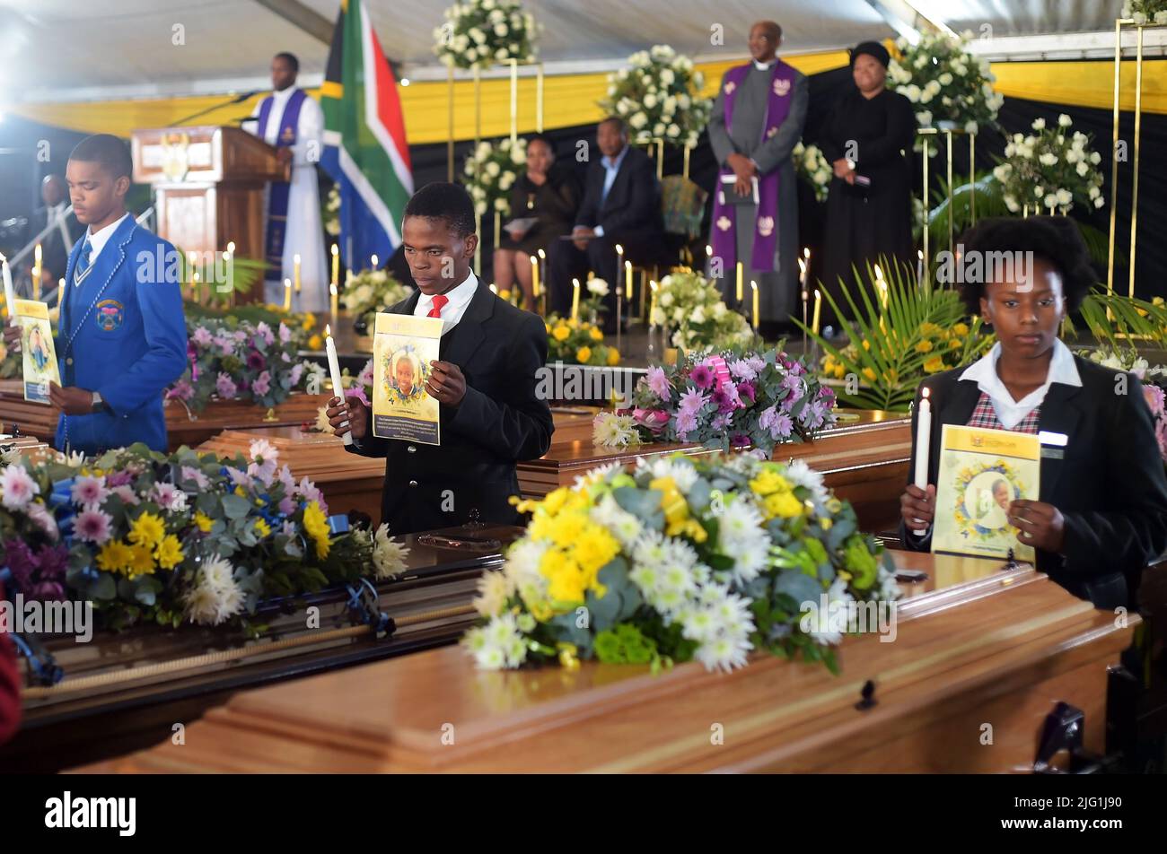 Londra orientale, Sudafrica. 6th luglio 2022. La gente partecipa al funerale di massa per 21 giovani vittime della tragedia delle taverne della scorsa settimana a East London, Eastern Cape Province, Sudafrica, il 6 luglio 2022. Mercoledì il presidente sudafricano Cyril Ramaphosa ha messo in guardia i cittadini contro il consumo di alcolici minorenni, dicendo che il paese sta perdendo la sua generazione futura a questa 'cortina?. Credit: Xabiso Mkhabela/Xinhua/Alamy Live News Foto Stock