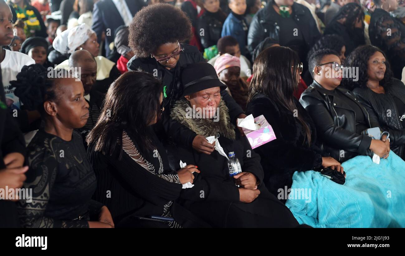 Londra orientale, Sudafrica. 6th luglio 2022. Un membro della famiglia piange al funerale di massa per 21 giovani vittime della tragedia della taverna della scorsa settimana a East London, Eastern Cape Province, Sudafrica, il 6 luglio 2022. Mercoledì il presidente sudafricano Cyril Ramaphosa ha messo in guardia i cittadini contro il consumo di alcolici minorenni, dicendo che il paese sta perdendo la sua generazione futura a questa 'cortina?. Credit: Xabiso Mkhabela/Xinhua/Alamy Live News Foto Stock