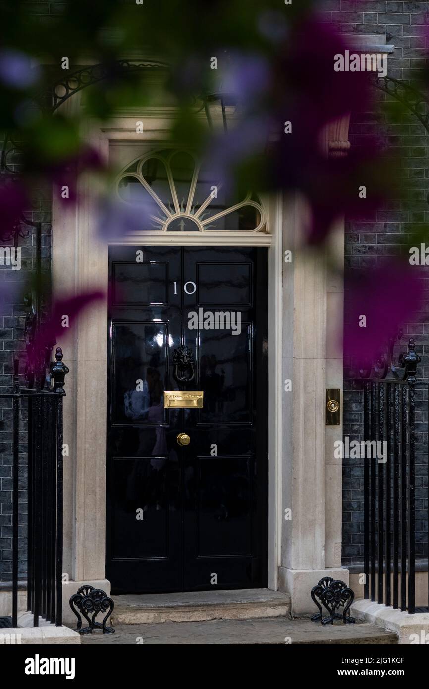 Londra, Regno Unito. 6 luglio 2022. La porta d'ingresso del numero 10 Downing Street questa sera, in un giorno in cui 42 deputati conservatori si sono dimessi, Michael Gove, Segretario di Leveling Up, è stato saccheggiato e Boris Johnson, primo Ministro, si aggrappa alla sua posizione. Credit: Stephen Chung / Alamy Live News Foto Stock