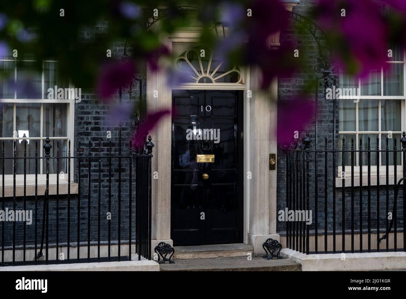 Londra, Regno Unito. 6 luglio 2022. La porta d'ingresso del numero 10 Downing Street questa sera, in un giorno in cui 42 deputati conservatori si sono dimessi, Michael Gove, Segretario di Leveling Up, è stato saccheggiato e Boris Johnson, primo Ministro, si aggrappa alla sua posizione. Credit: Stephen Chung / Alamy Live News Foto Stock